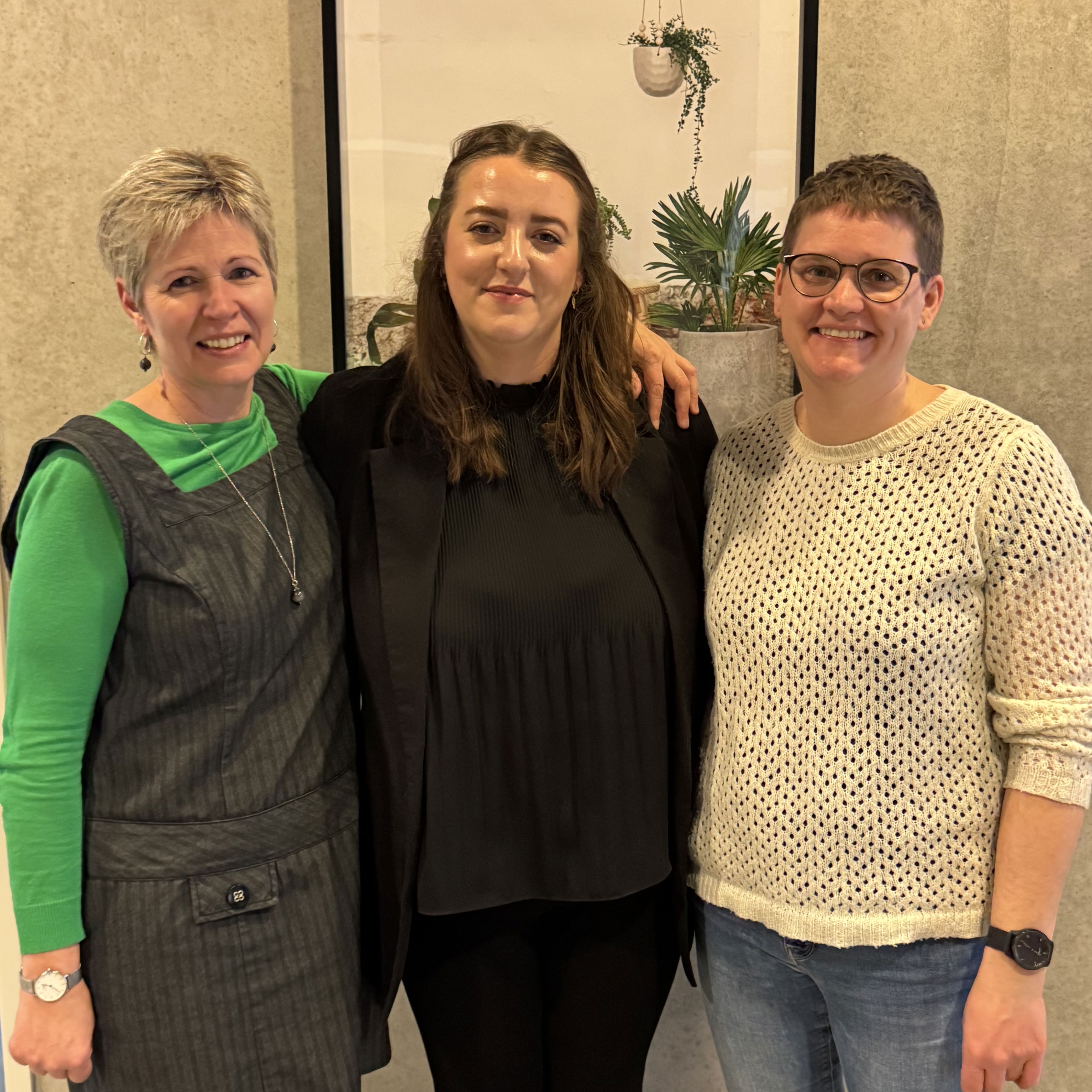 1 elev og hendes vejledere efter bestået fagprøveeksamen