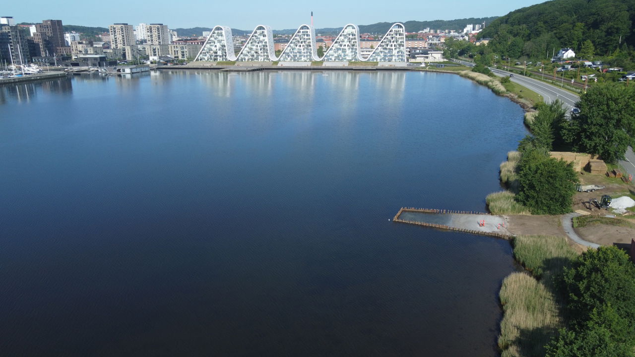 Testanlægget strækker sig ud i Vejle Fjord foran Bølgen. Frem mod 2027 skal der opføres en stormflodssikring af Vejle langs Tirsbæk Strandvej. Testanlægget skal levere indsigt og viden til projektet undervejs.