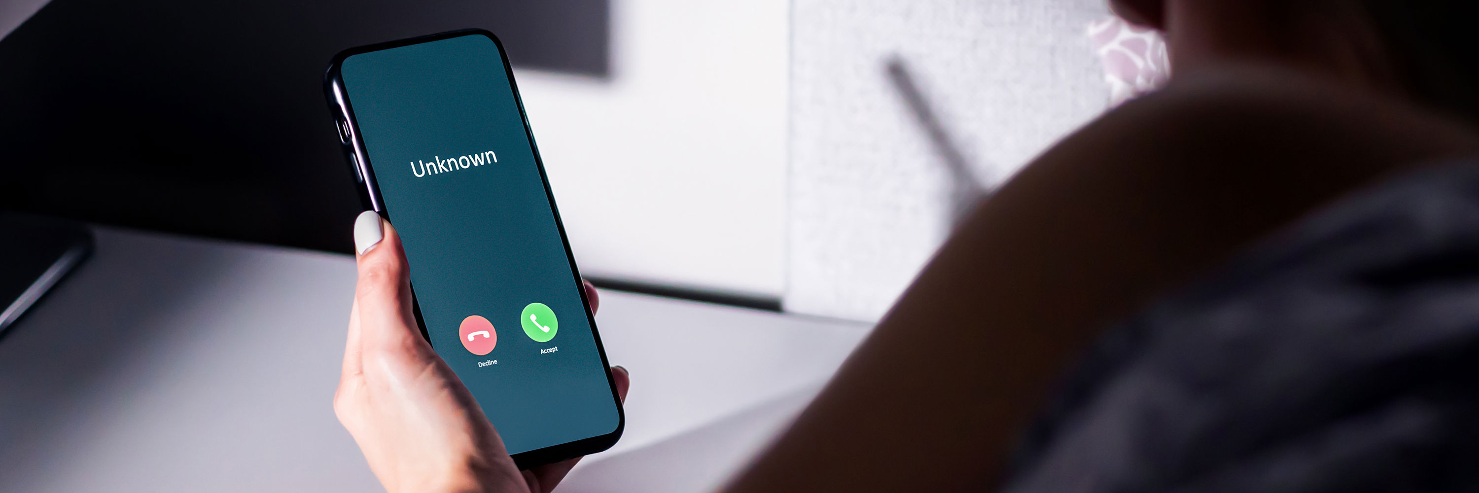 Ung pige kigger på mobil