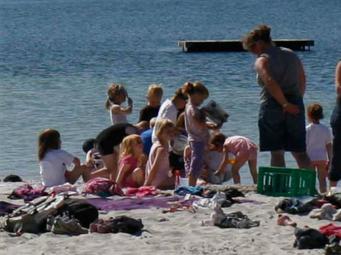 Børn på Fladstranden i Høll