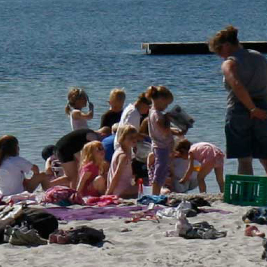 Børn på Fladstranden i Høll