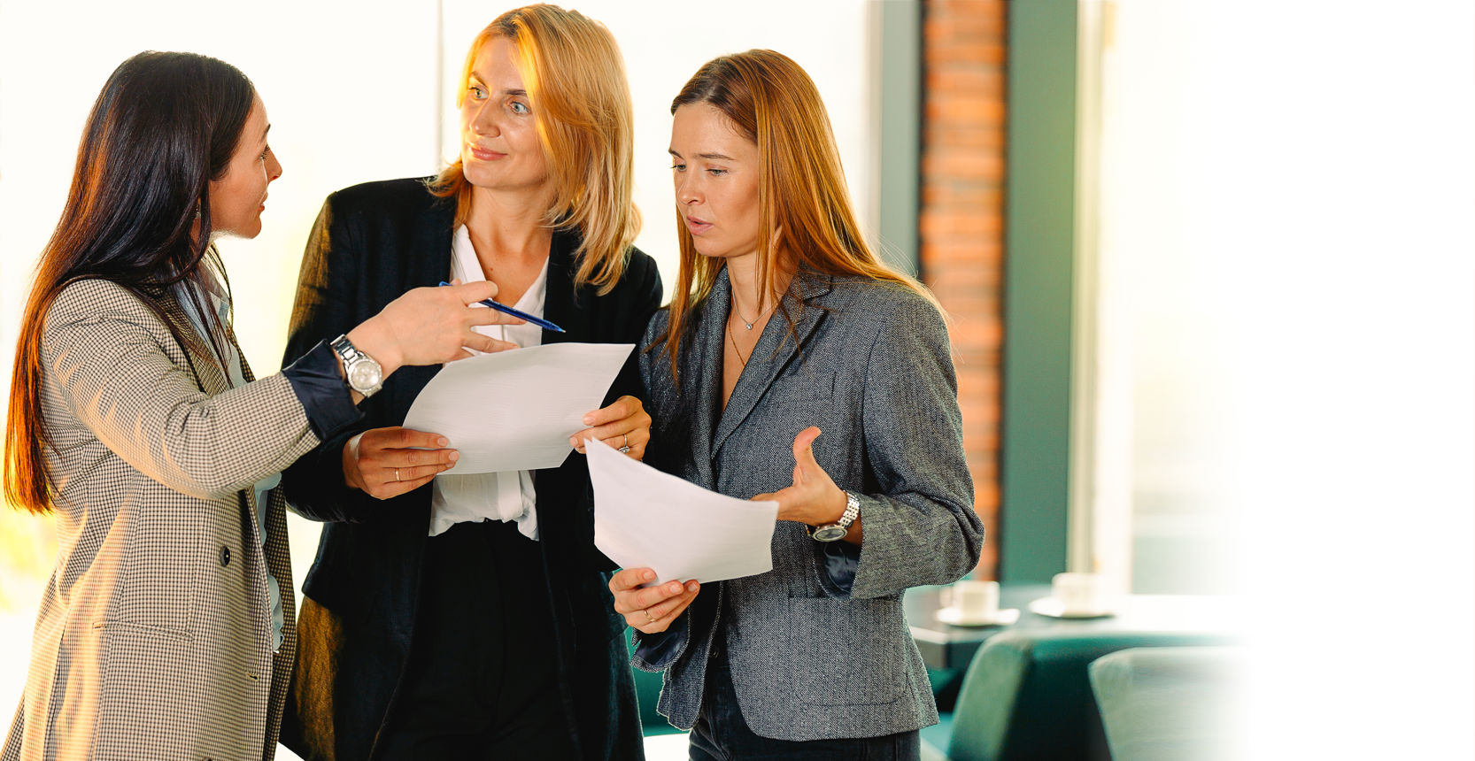 Foto af 3 kvinder stående i en samtalesituation