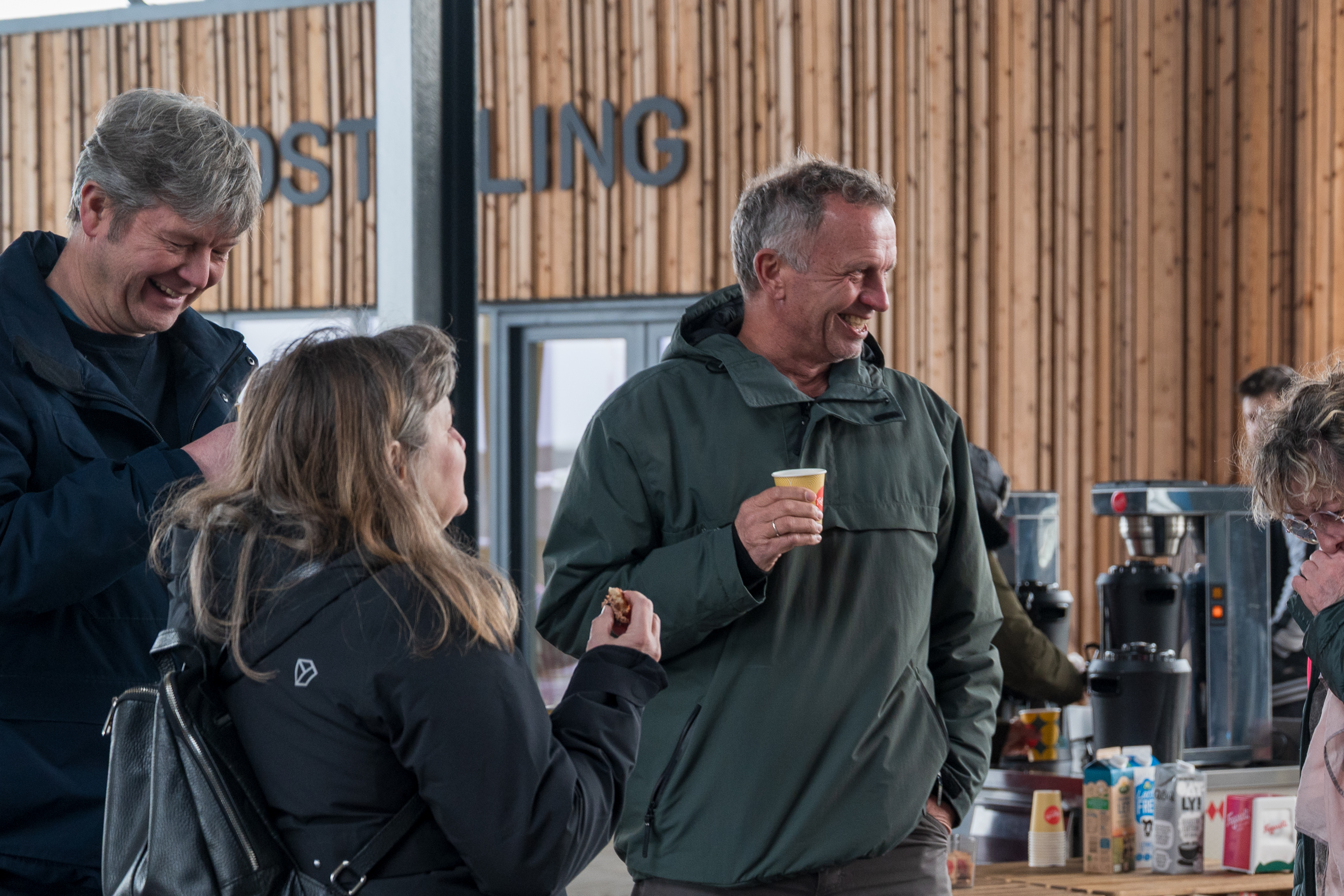 Personer med kaffe og kage på Torvet ved RessourceCenter Vejle i forbindelsen med fejringen af RCV's 2-års fødselsdag-