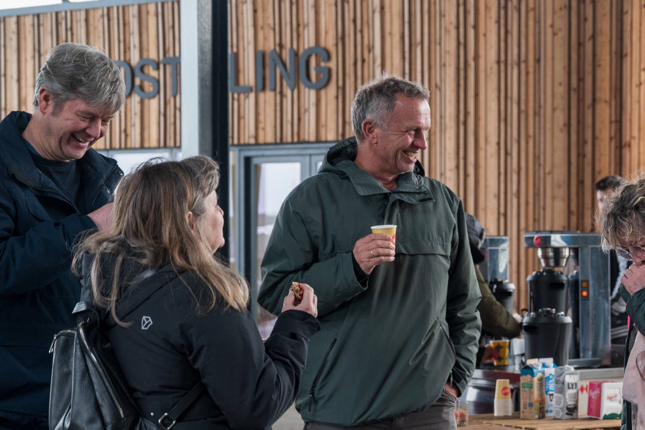 Personer med kaffe og kage på Torvet ved RessourceCenter Vejle i forbindelsen med fejringen af RCV's 2-års fødselsdag-