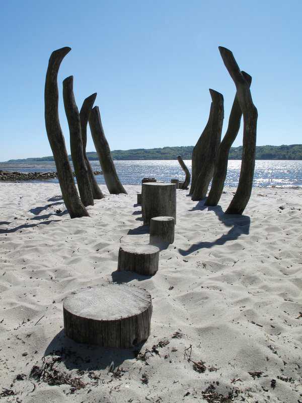 Albuen Strand udsigt til stranden og legeplads der minder om et hvalskelet