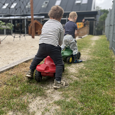 To børn på køretøjer ude