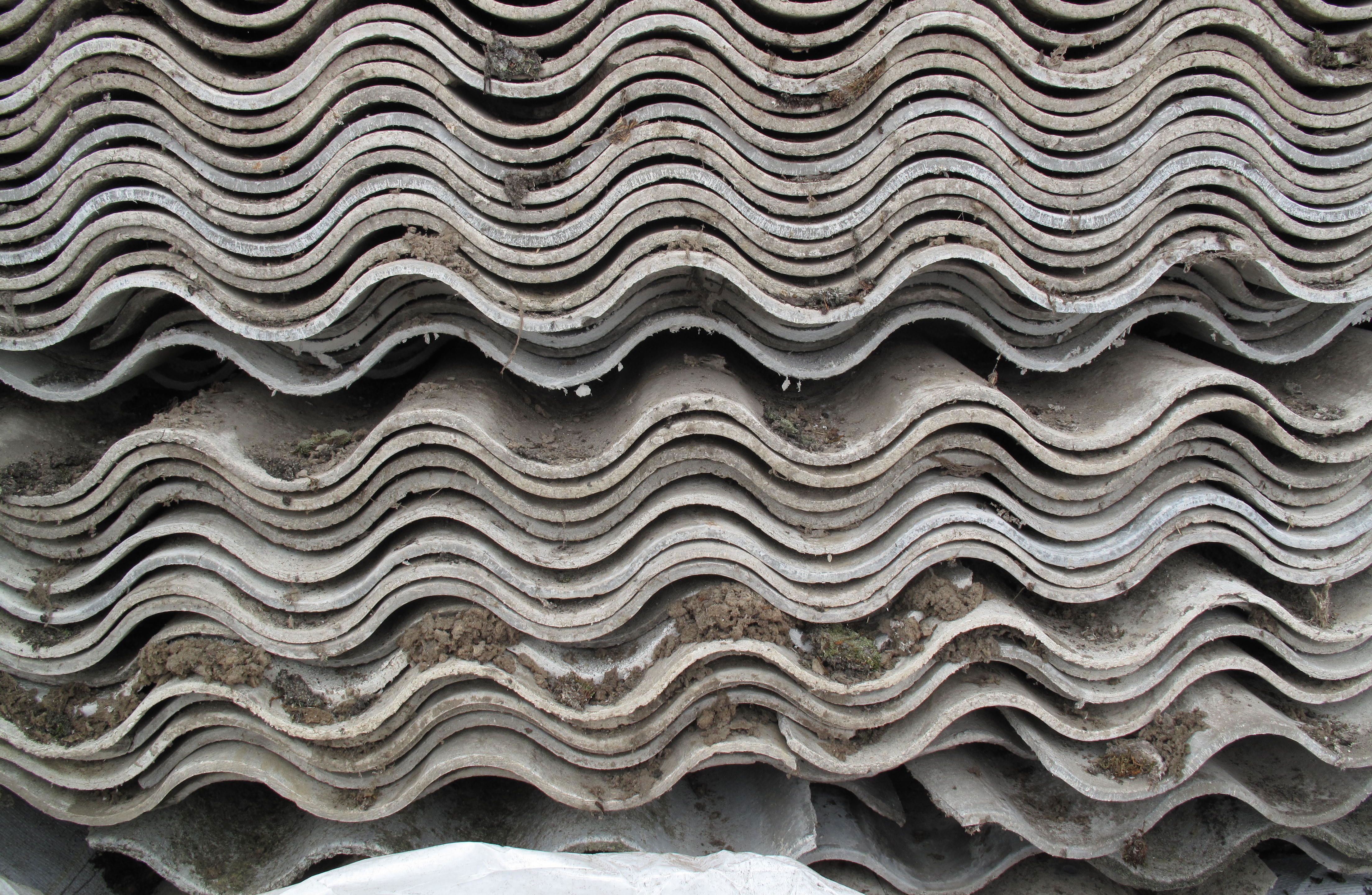 En stor stak tagplader med asbest.