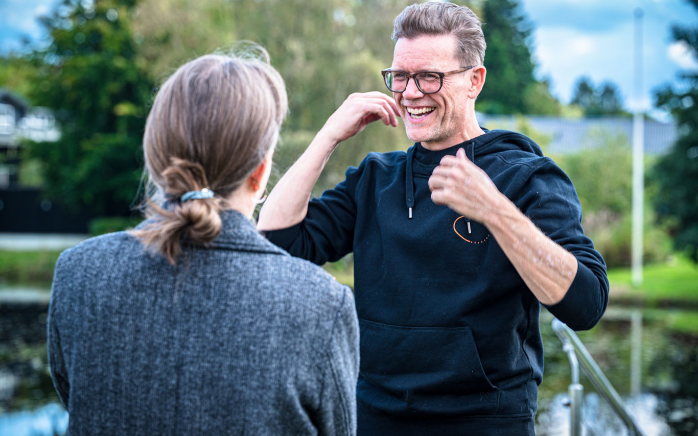 To personer i samtale udendørs.