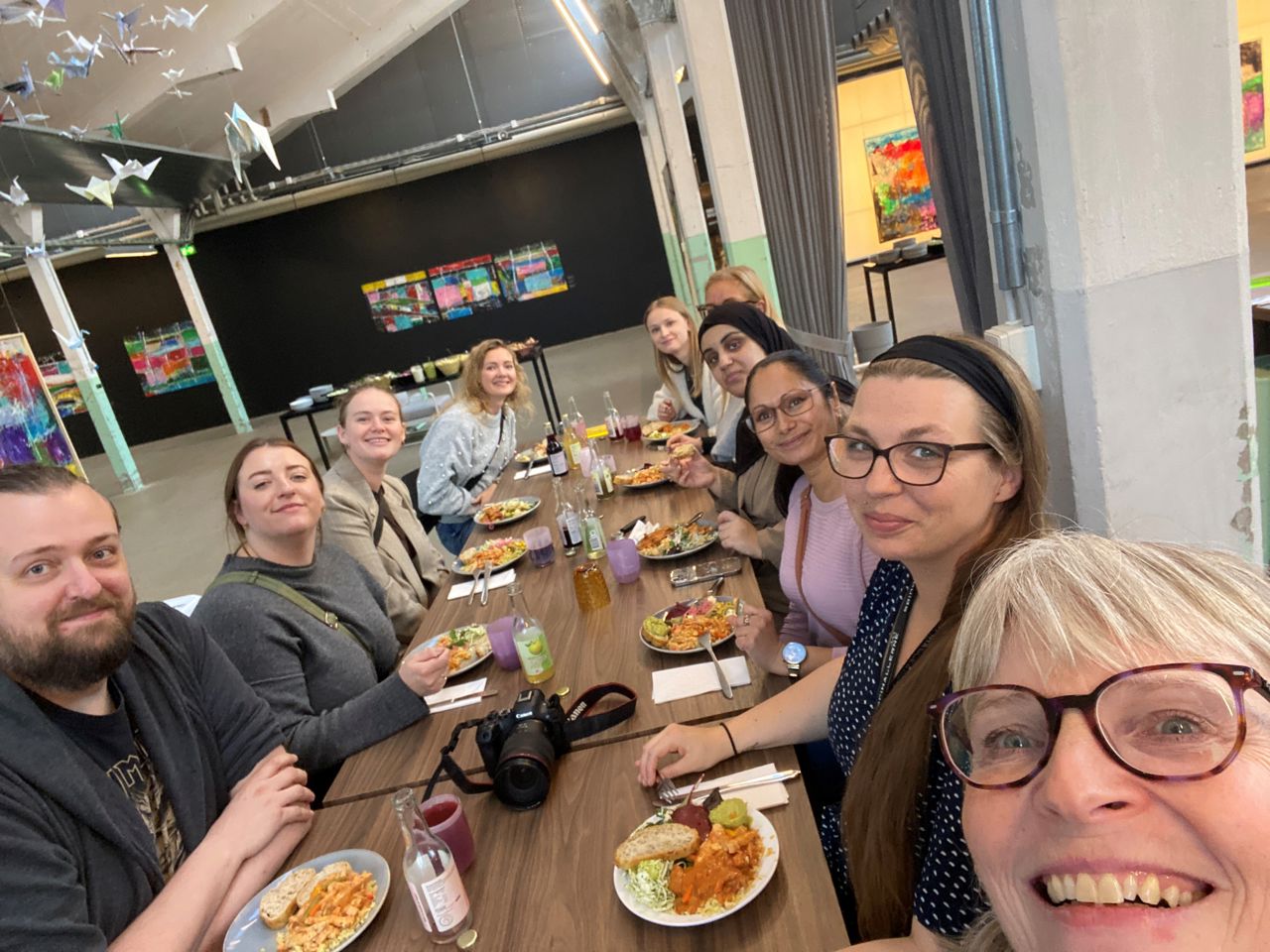 Fællesspisning for alle kontoreleverne