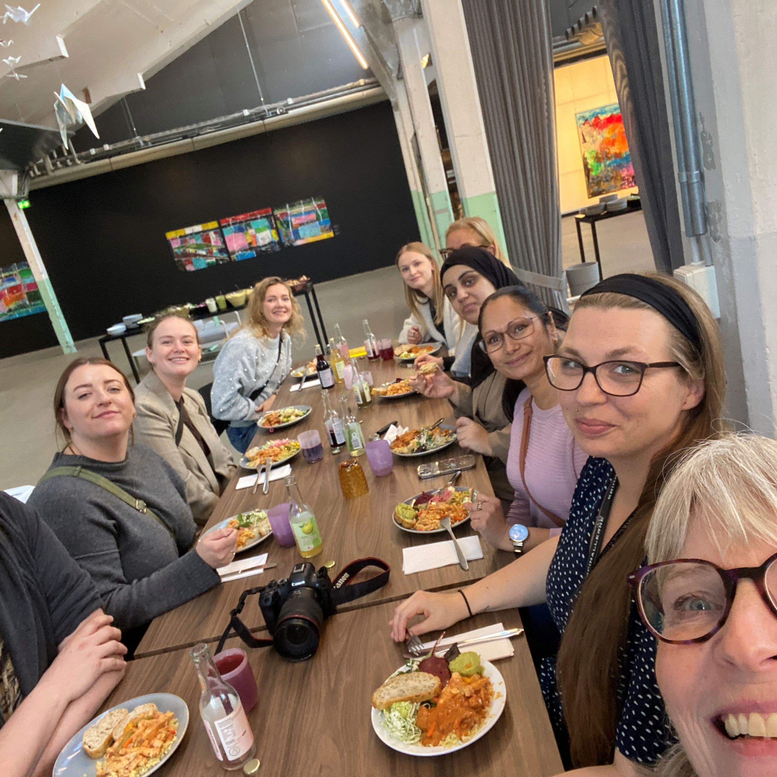 Fællesspisning for alle kontoreleverne