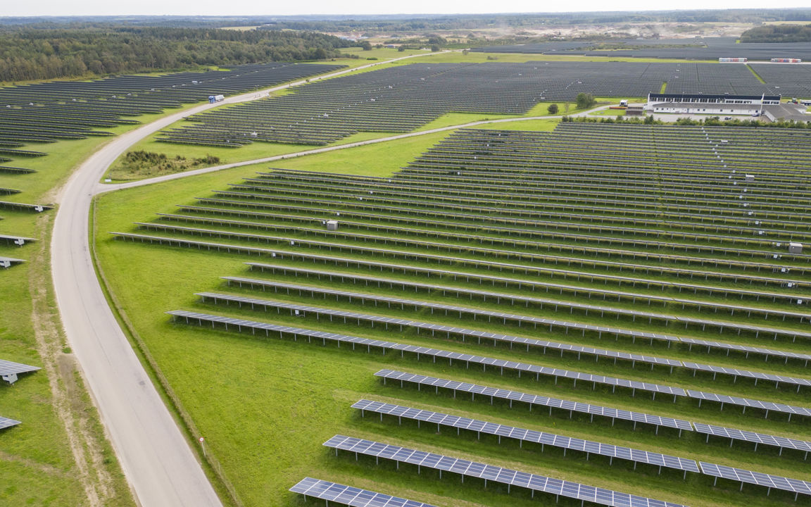 Vandel solcellepark set fra oven