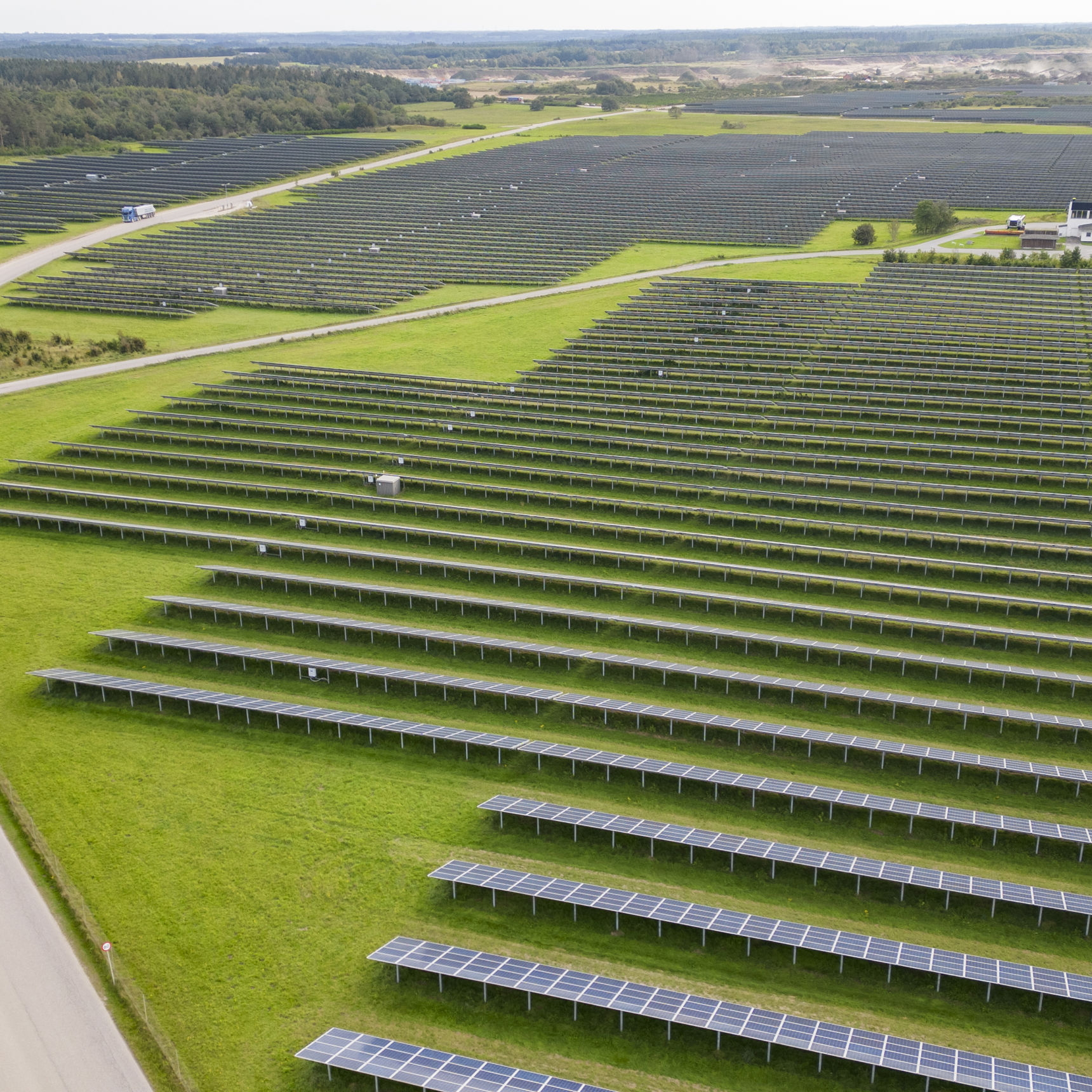 Vandel solcellepark set fra oven