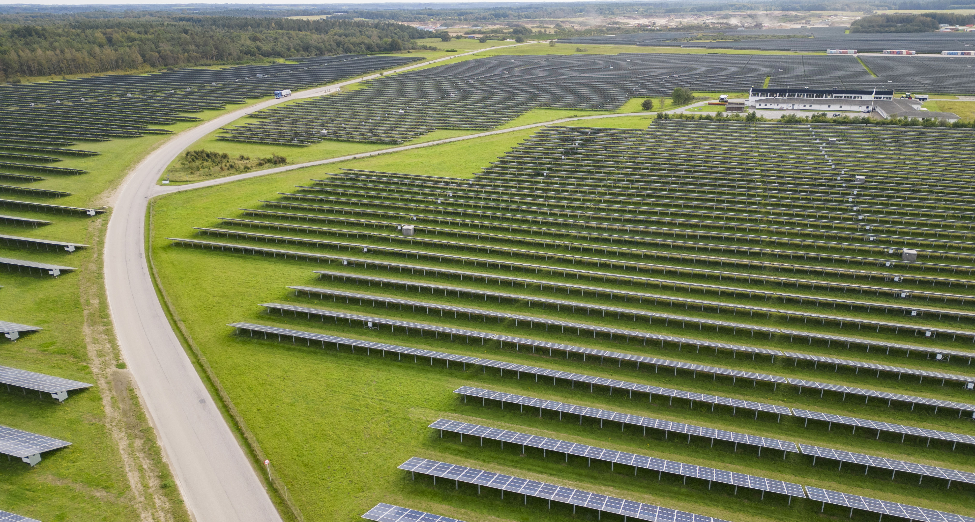 Vandel solcellepark set fra oven