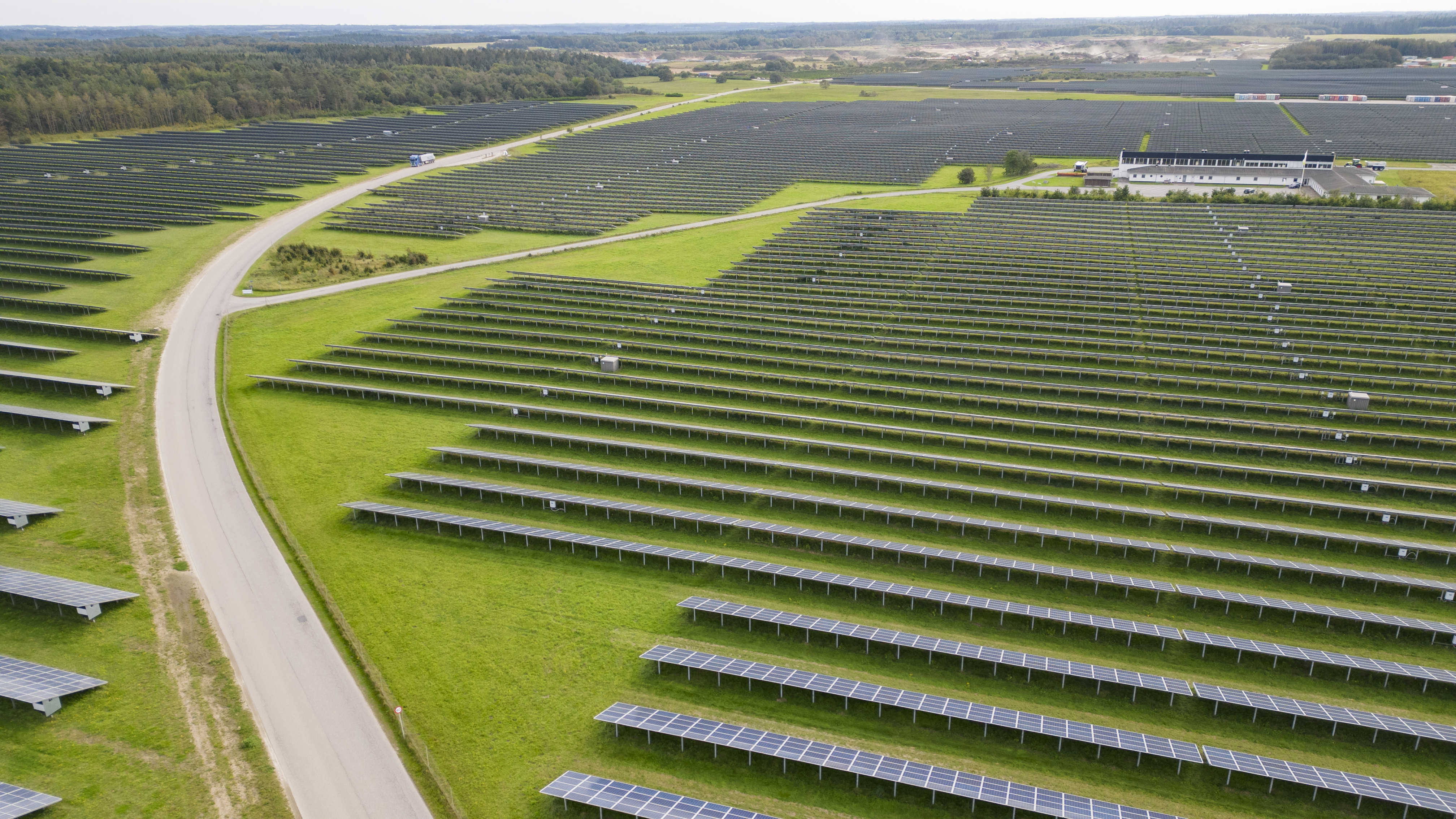 Vandel solcellepark set fra oven