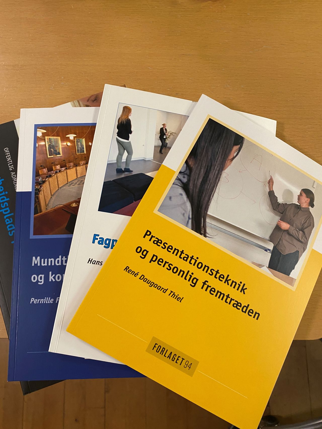 Et billede med et udpluk af skolebøgerne - du ser forrest en bog med titlen præsentationsteknik og personlig fremtræden