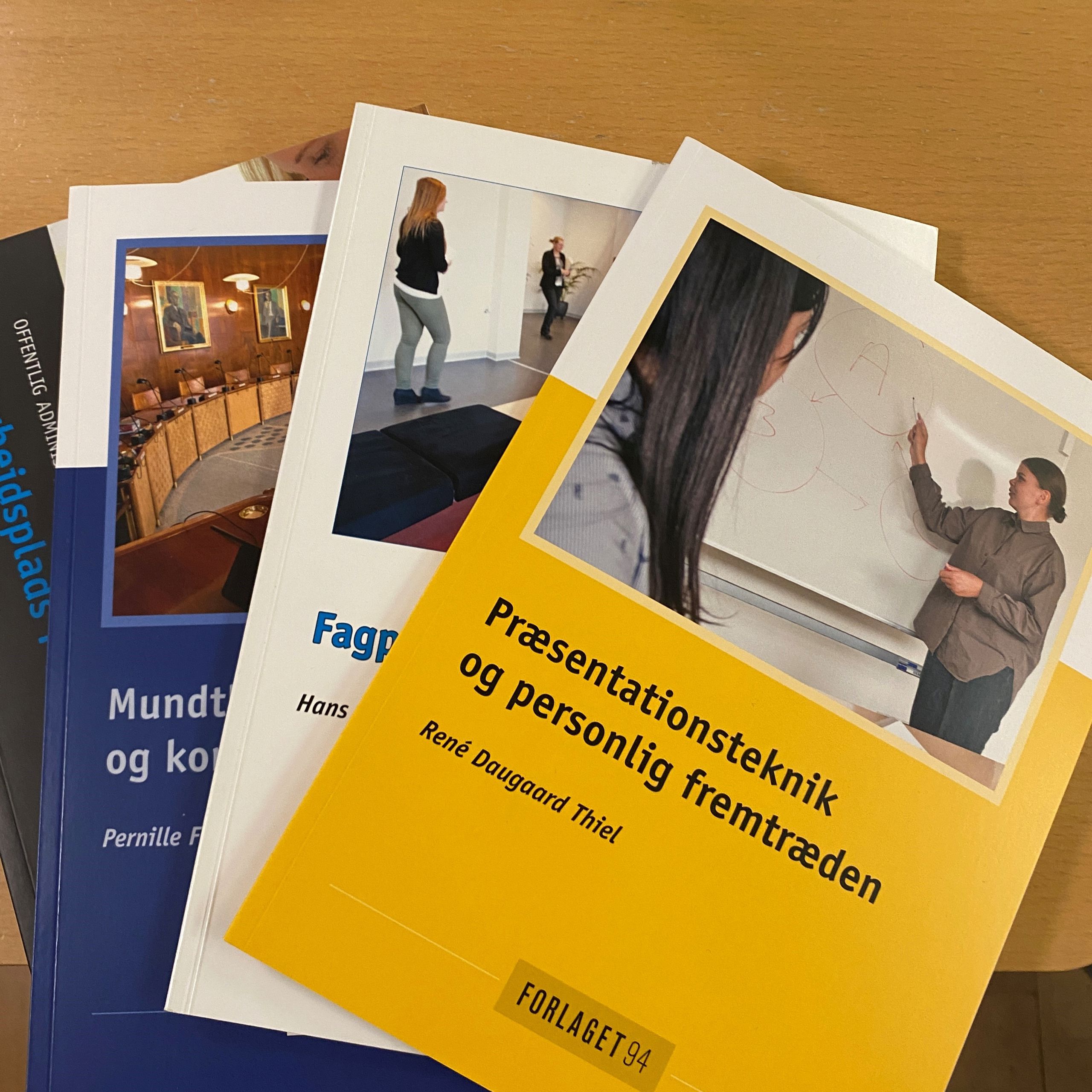 Et billede med et udpluk af skolebøgerne - du ser forrest en bog med titlen præsentationsteknik og personlig fremtræden