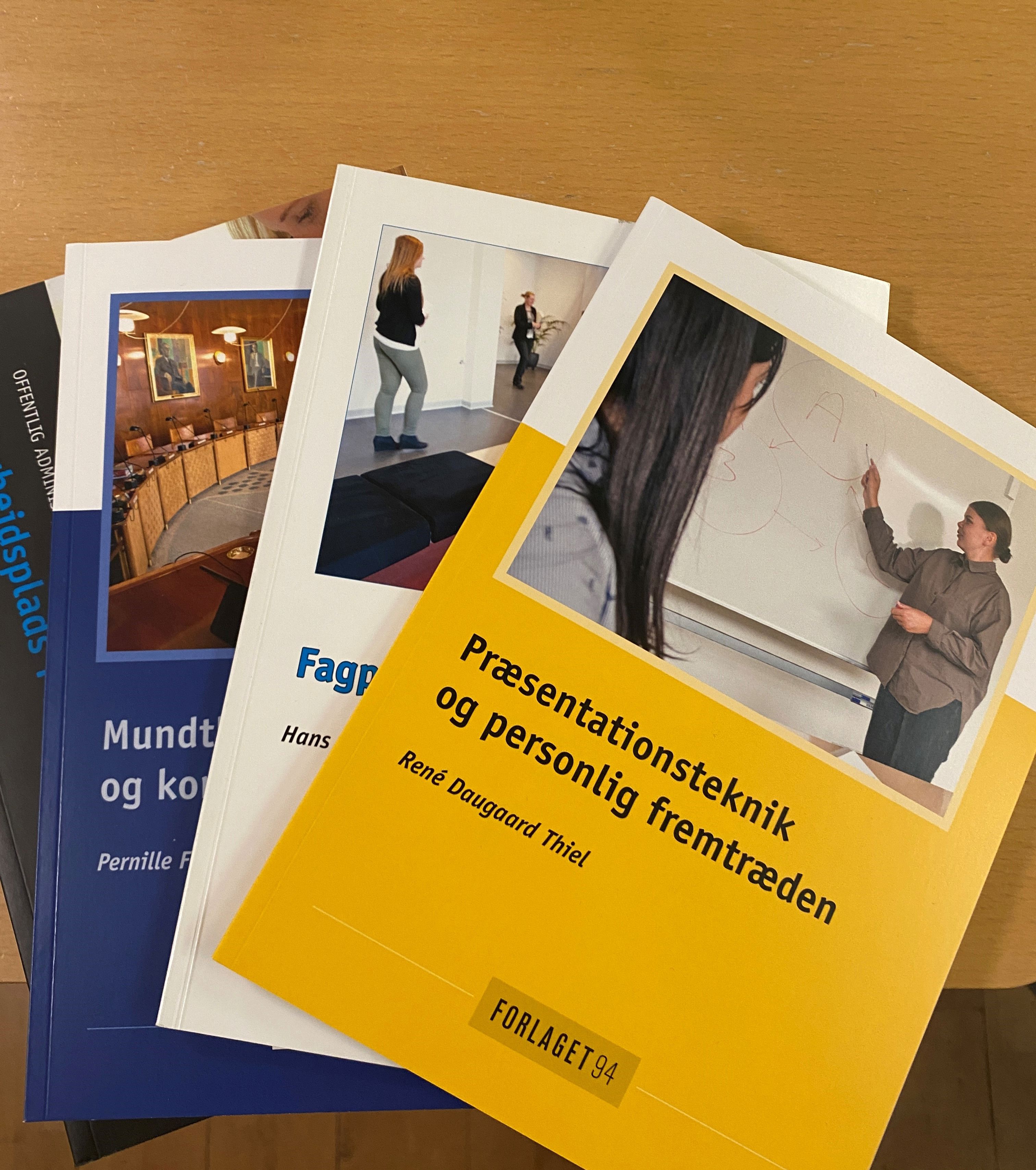 Et billede med et udpluk af skolebøgerne - du ser forrest en bog med titlen præsentationsteknik og personlig fremtræden