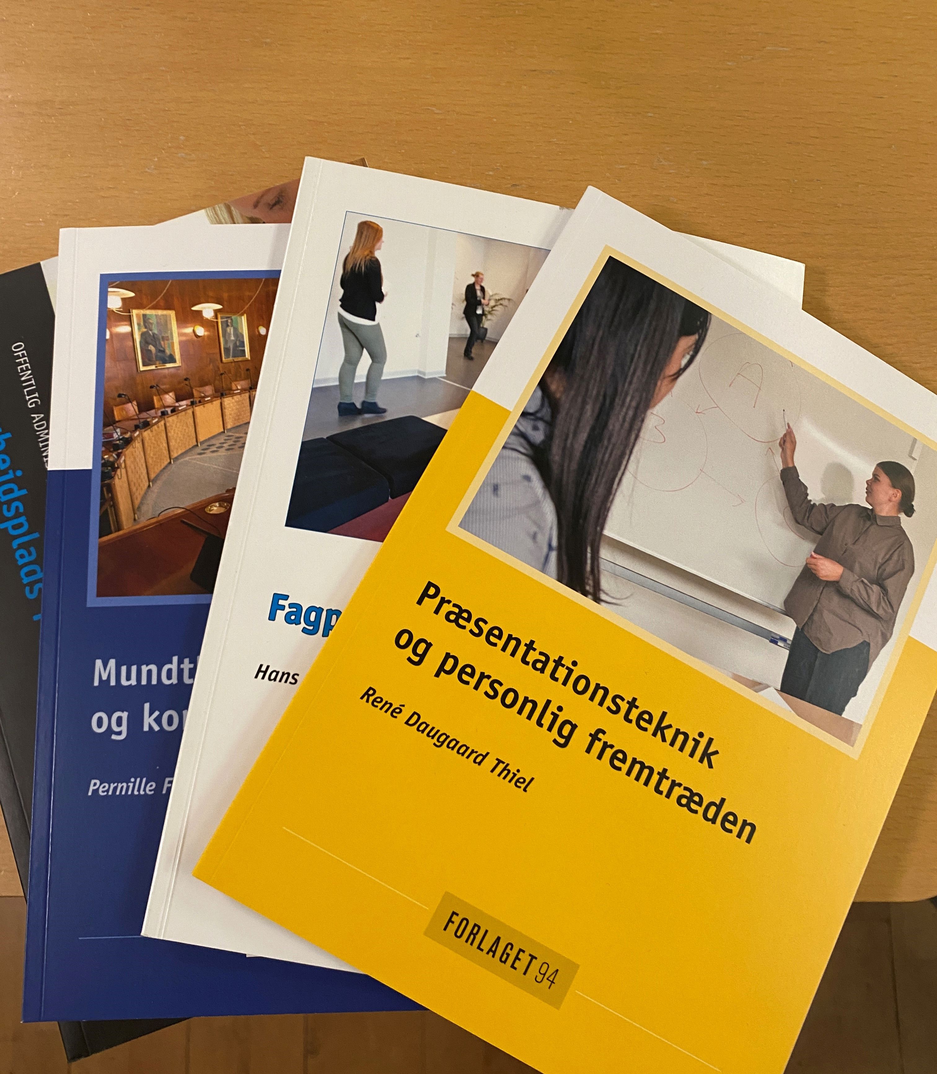 Et billede med et udpluk af skolebøgerne - du ser forrest en bog med titlen præsentationsteknik og personlig fremtræden