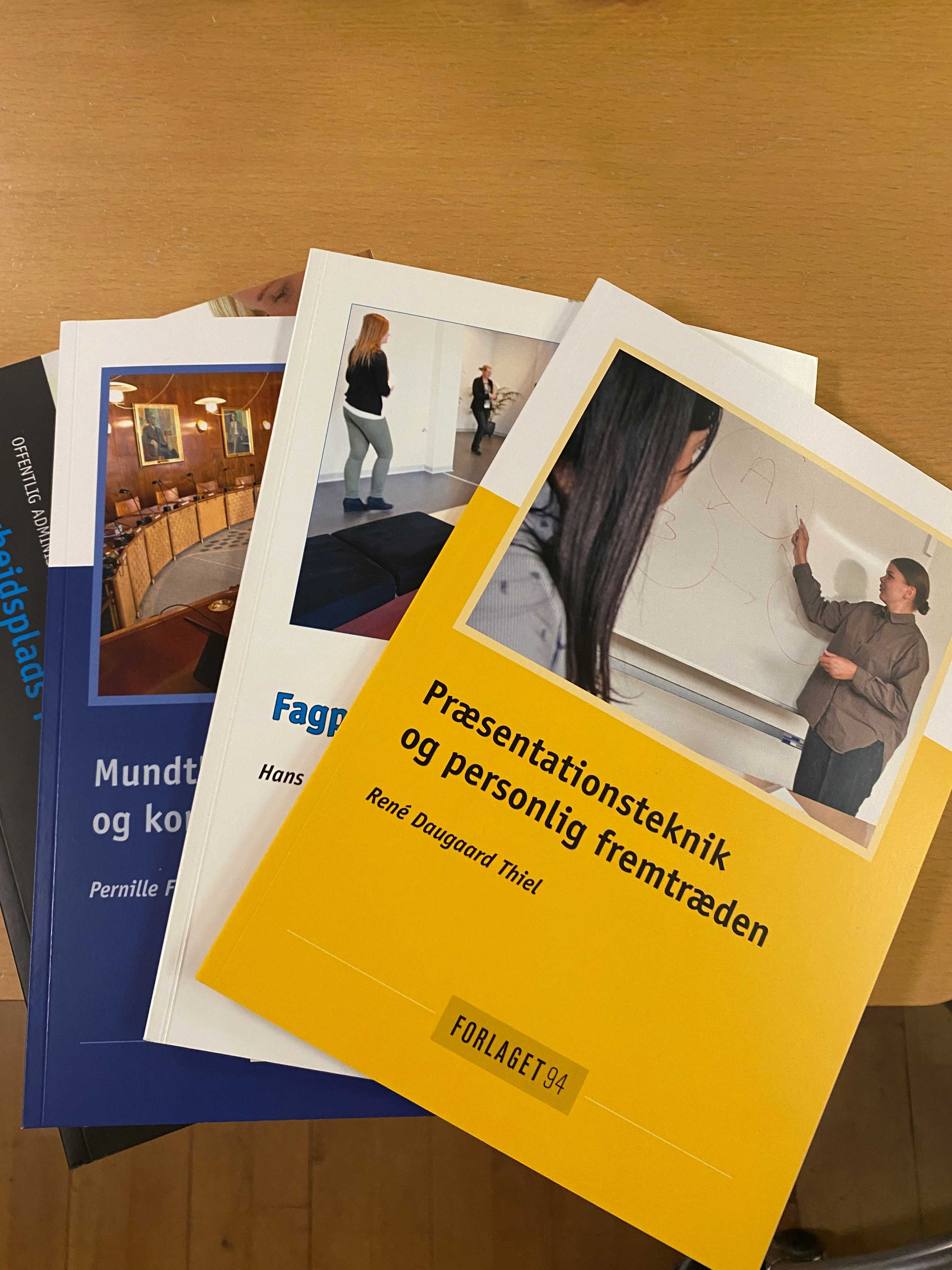 Et billede med et udpluk af skolebøgerne - du ser forrest en bog med titlen præsentationsteknik og personlig fremtræden