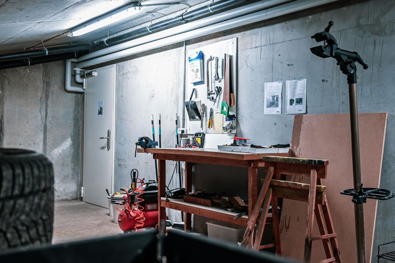 Ejerboligforeningen Havneøens fælles værksted - indrettet i et fællesrum i parkeringskælderen.