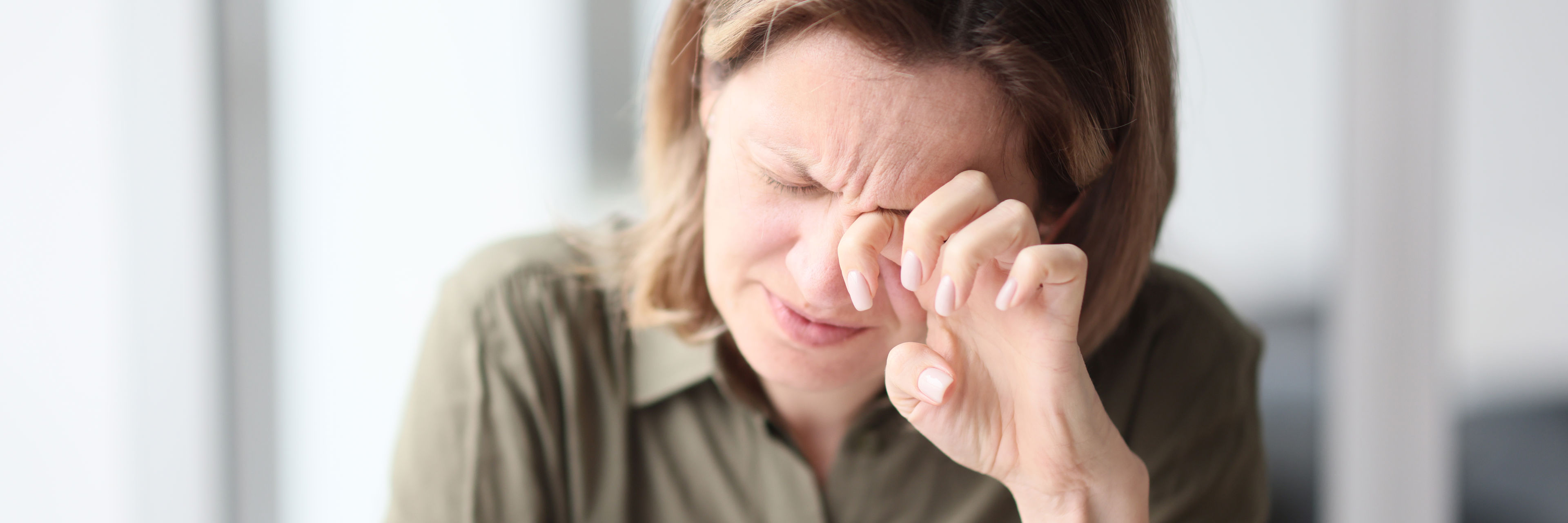 Portræt af kvinde der har smerter
