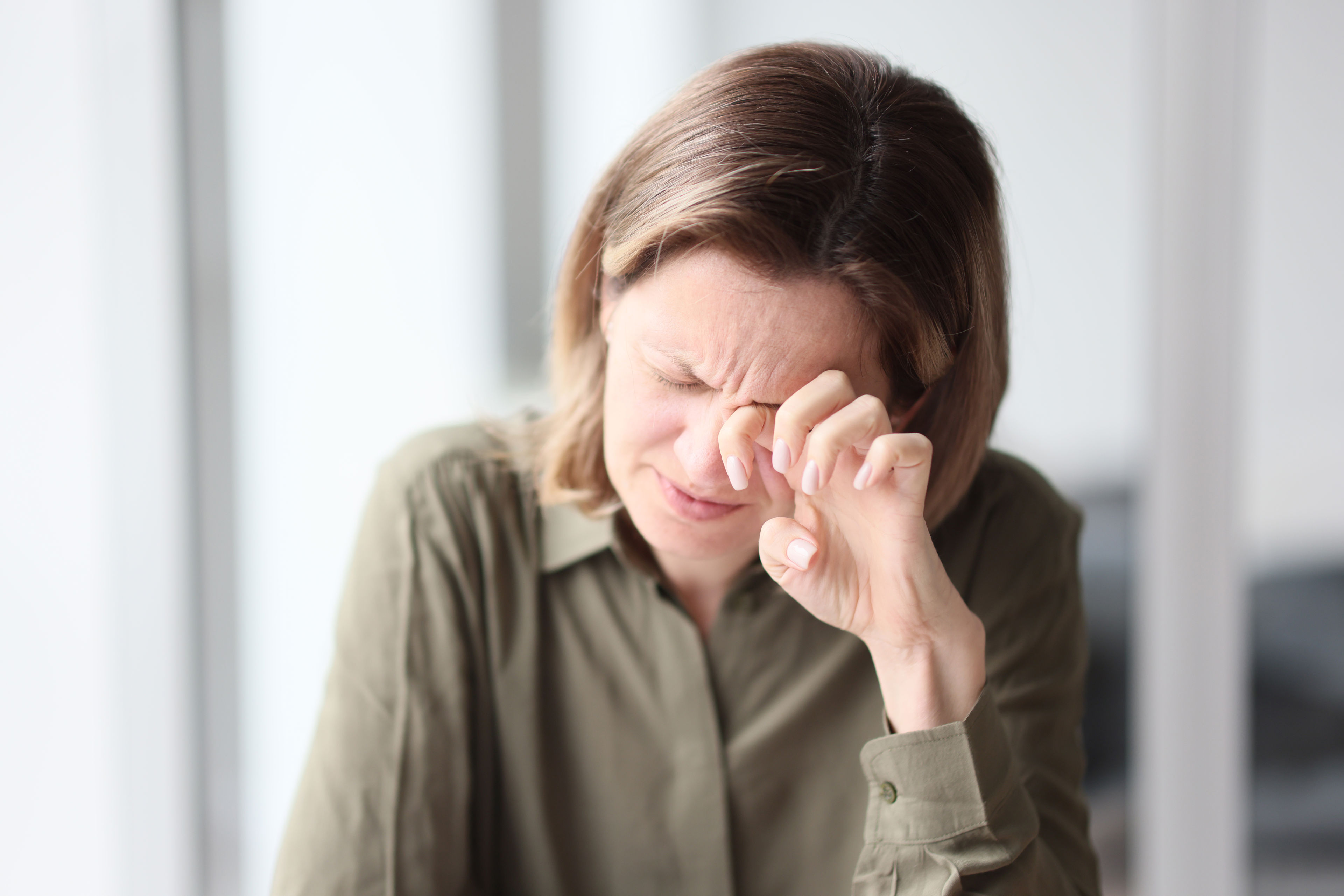Portræt af kvinde der har smerter