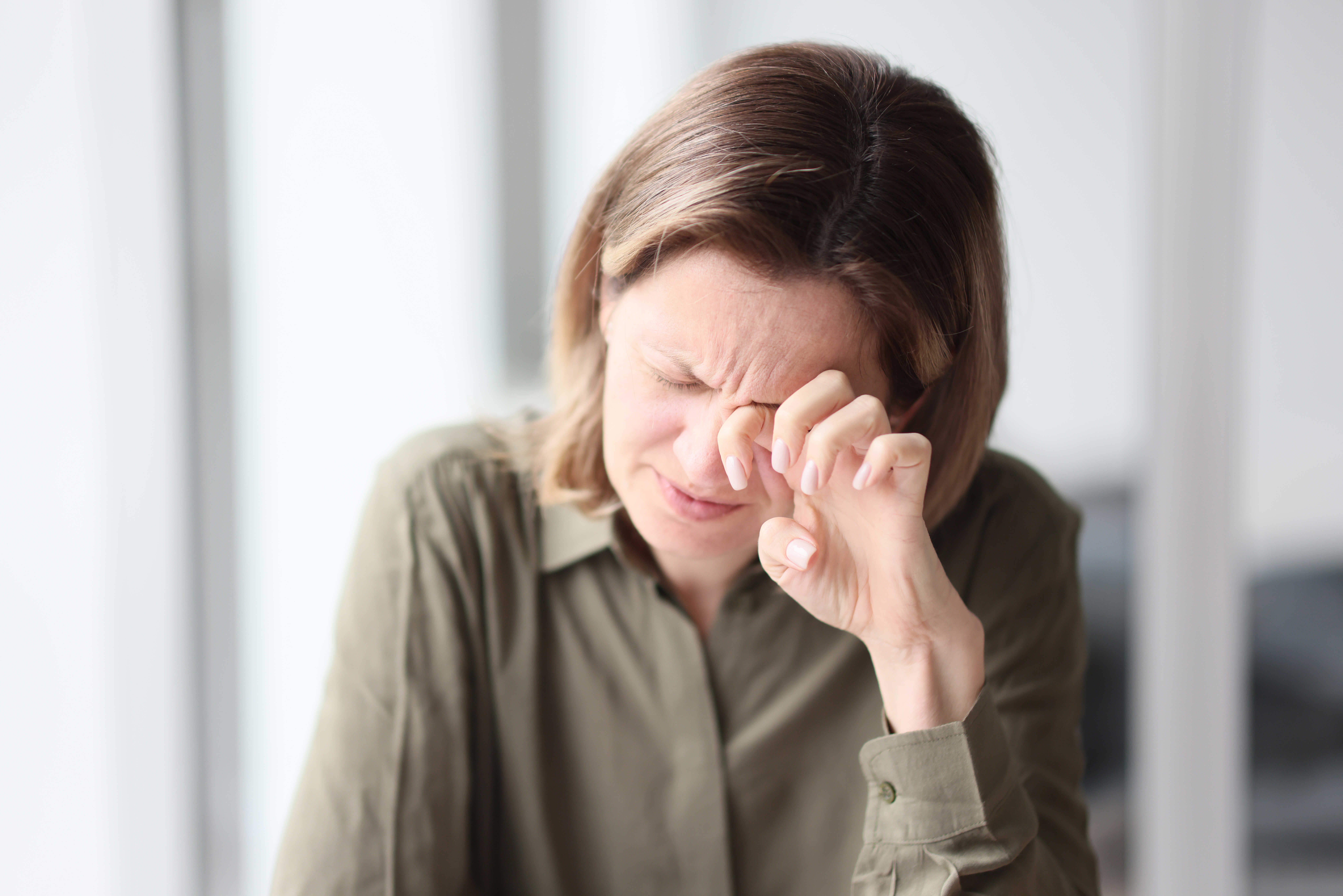 Portræt af kvinde der har smerter