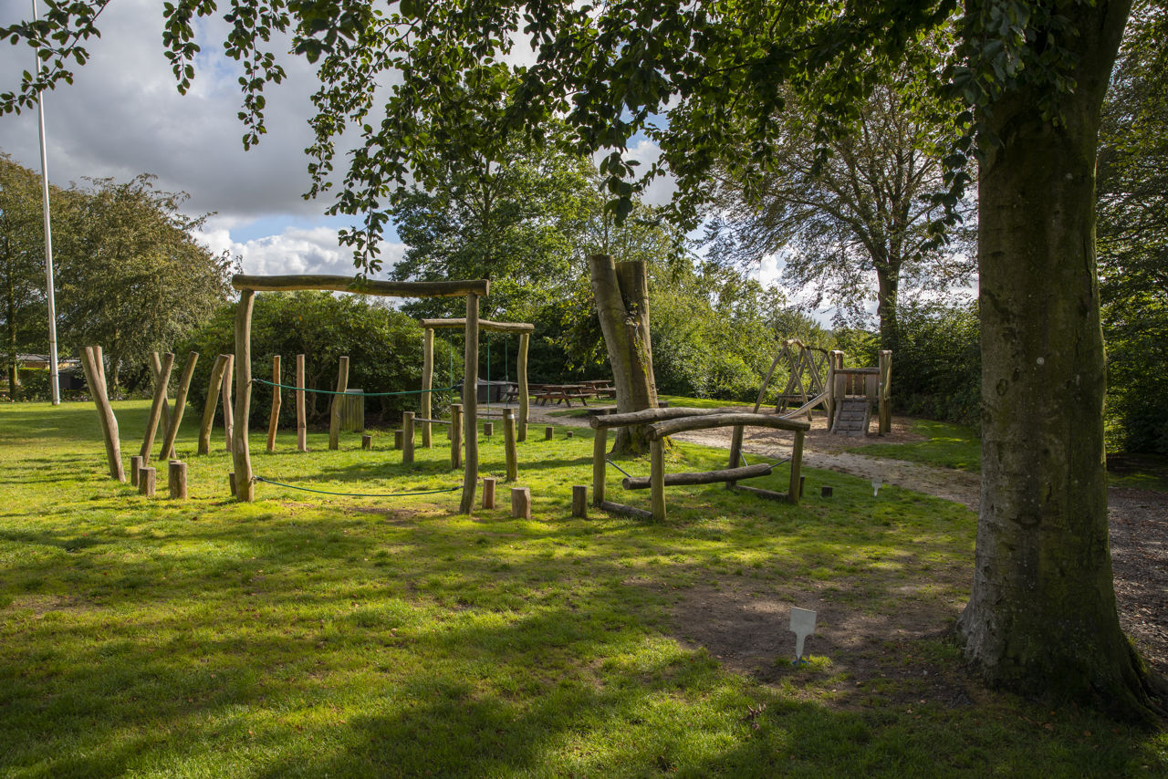 Billedet viser Egtved Bypark, hvor der er en legeplads med balancebane