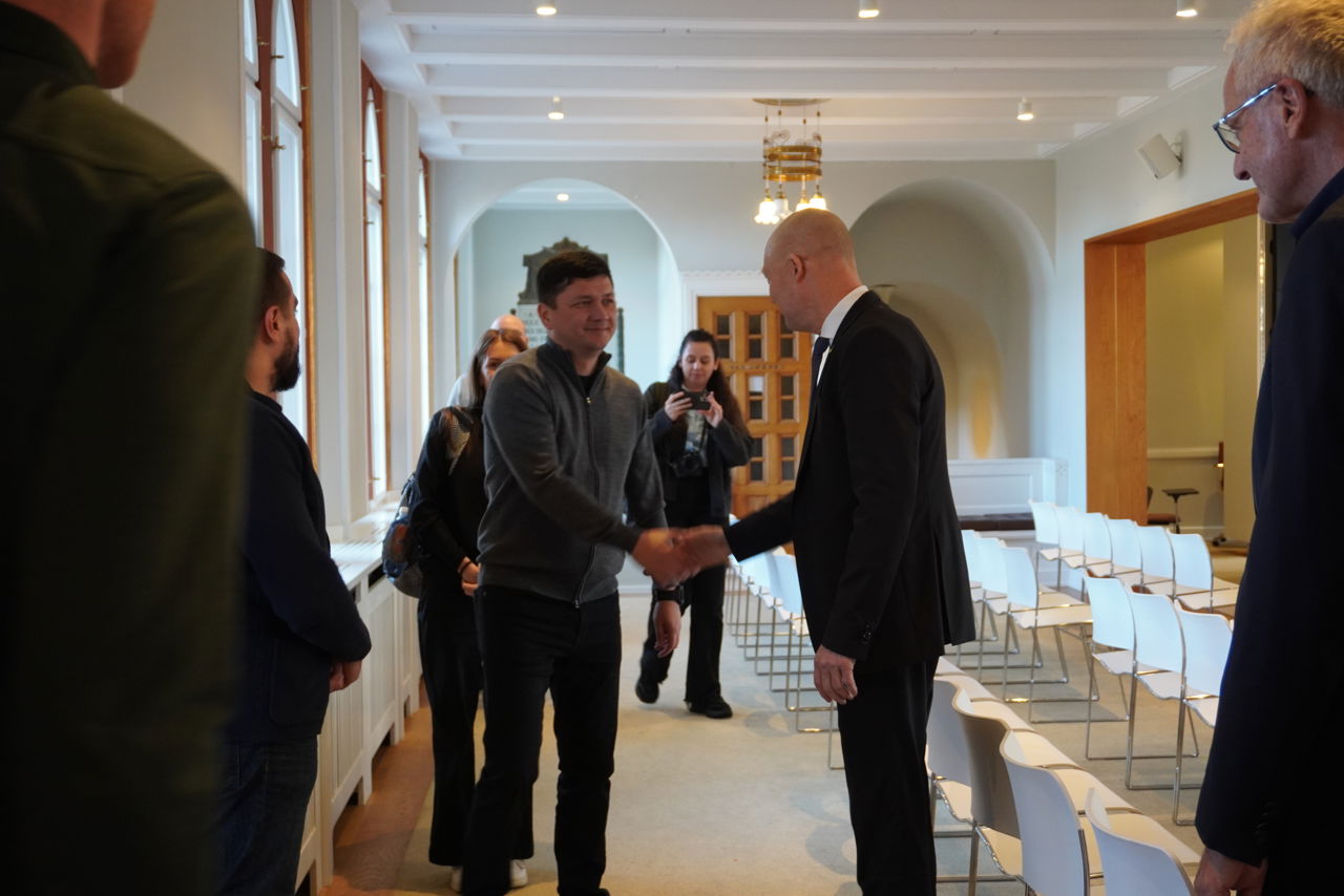 Vejles Borgmester hilser på besøgende fra Ukraine.