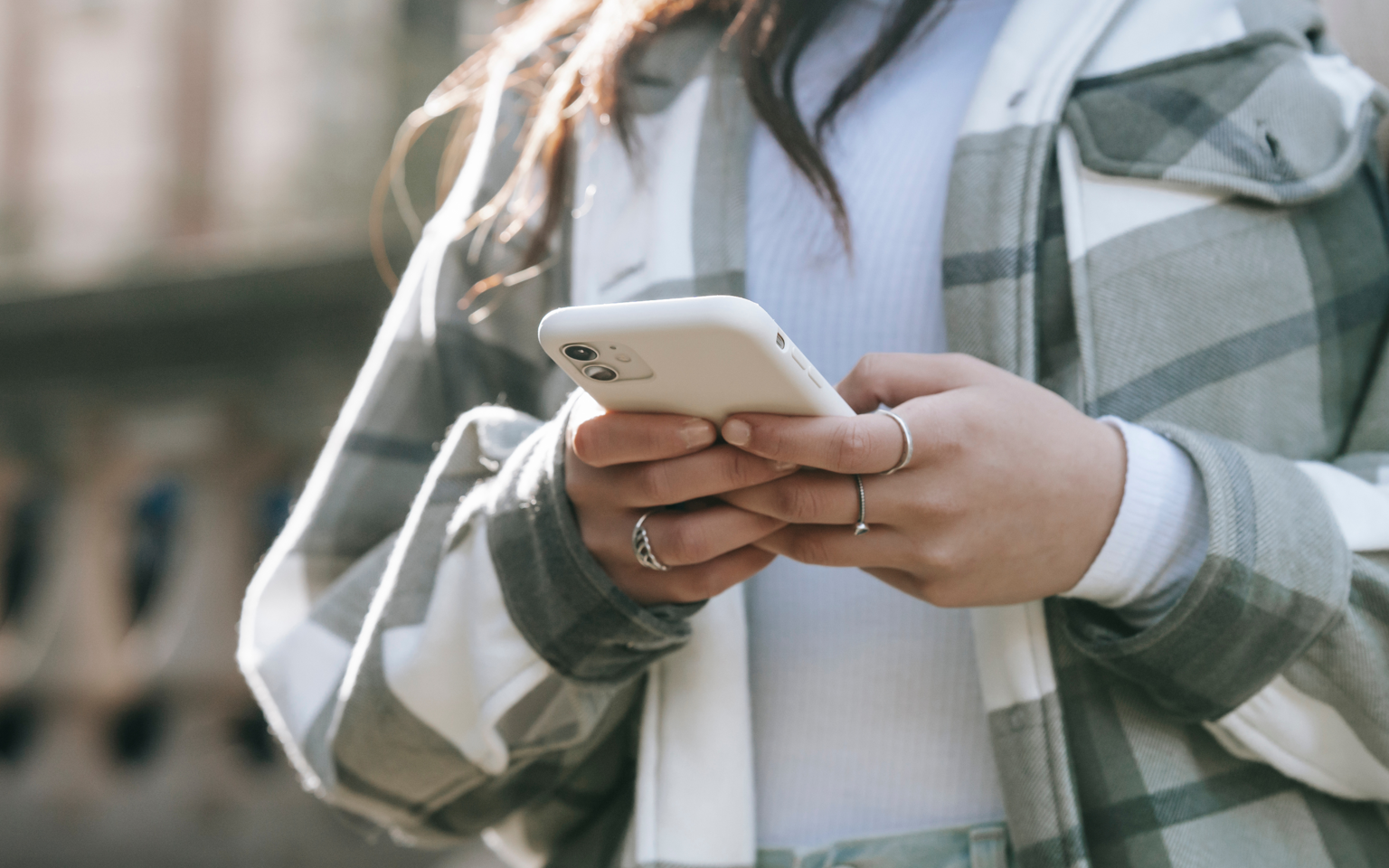 Kvinde med smartphone