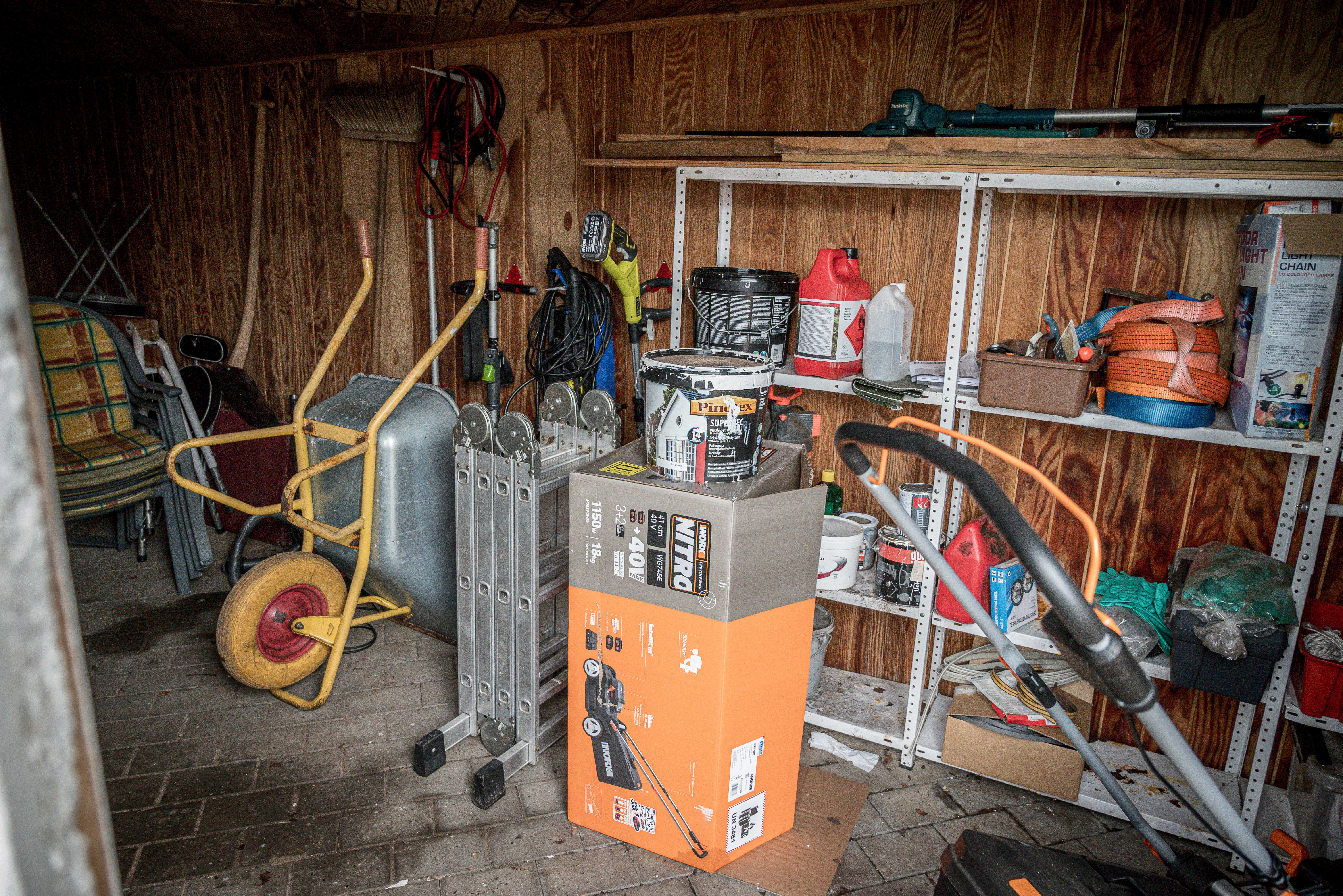Skur med værktøj, haveredskaber og opbevaring af diverse genstande.