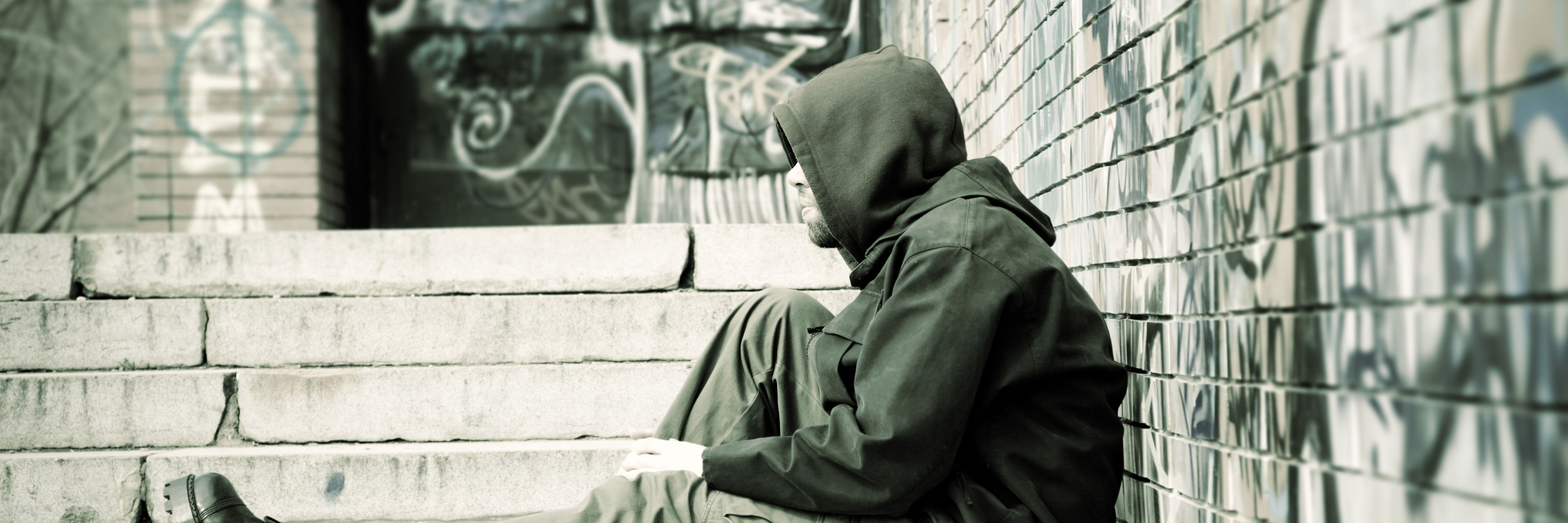 Hjemløs sidder på trappe