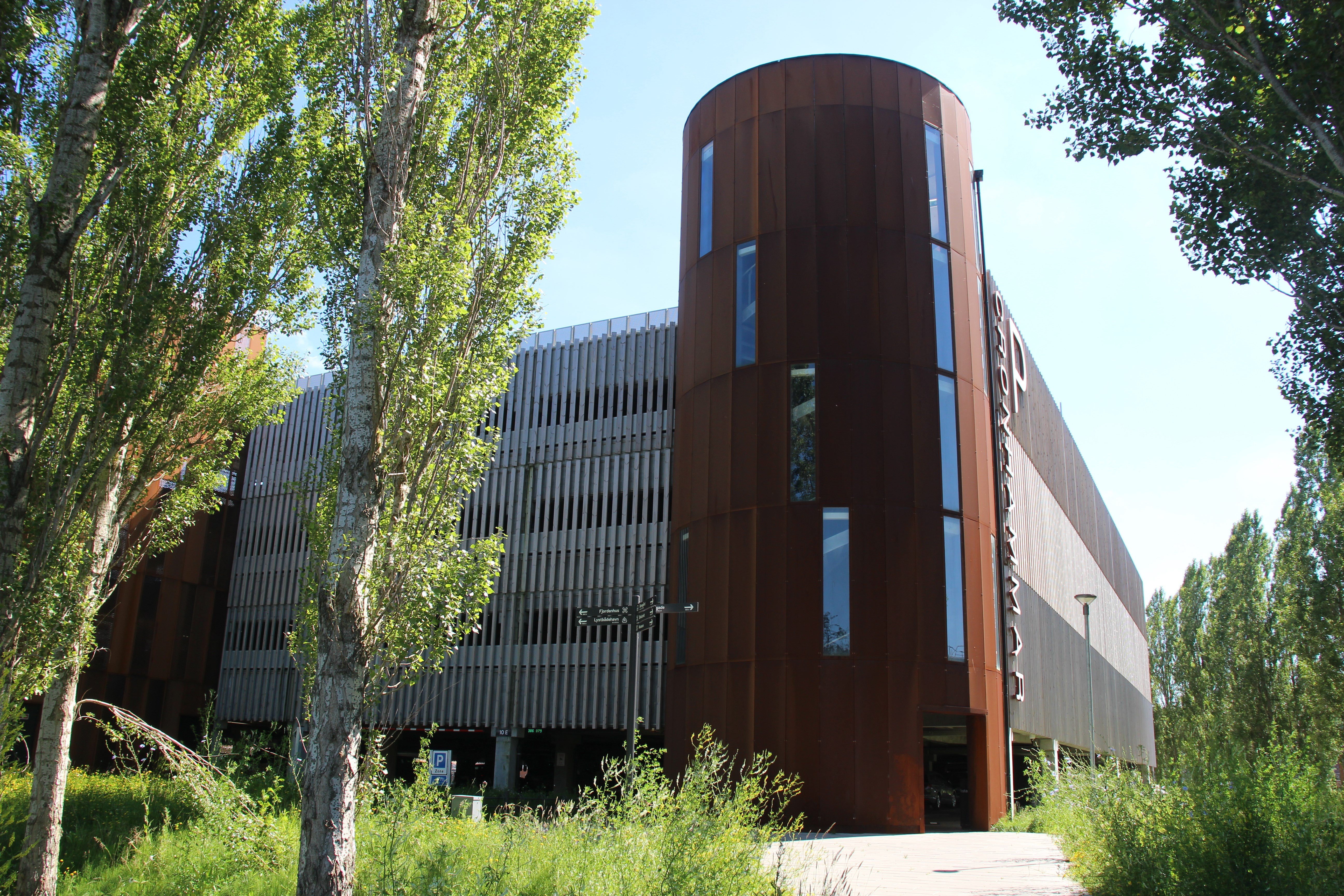 Parkeringshuset Cronhammars facede set fra gadeplan