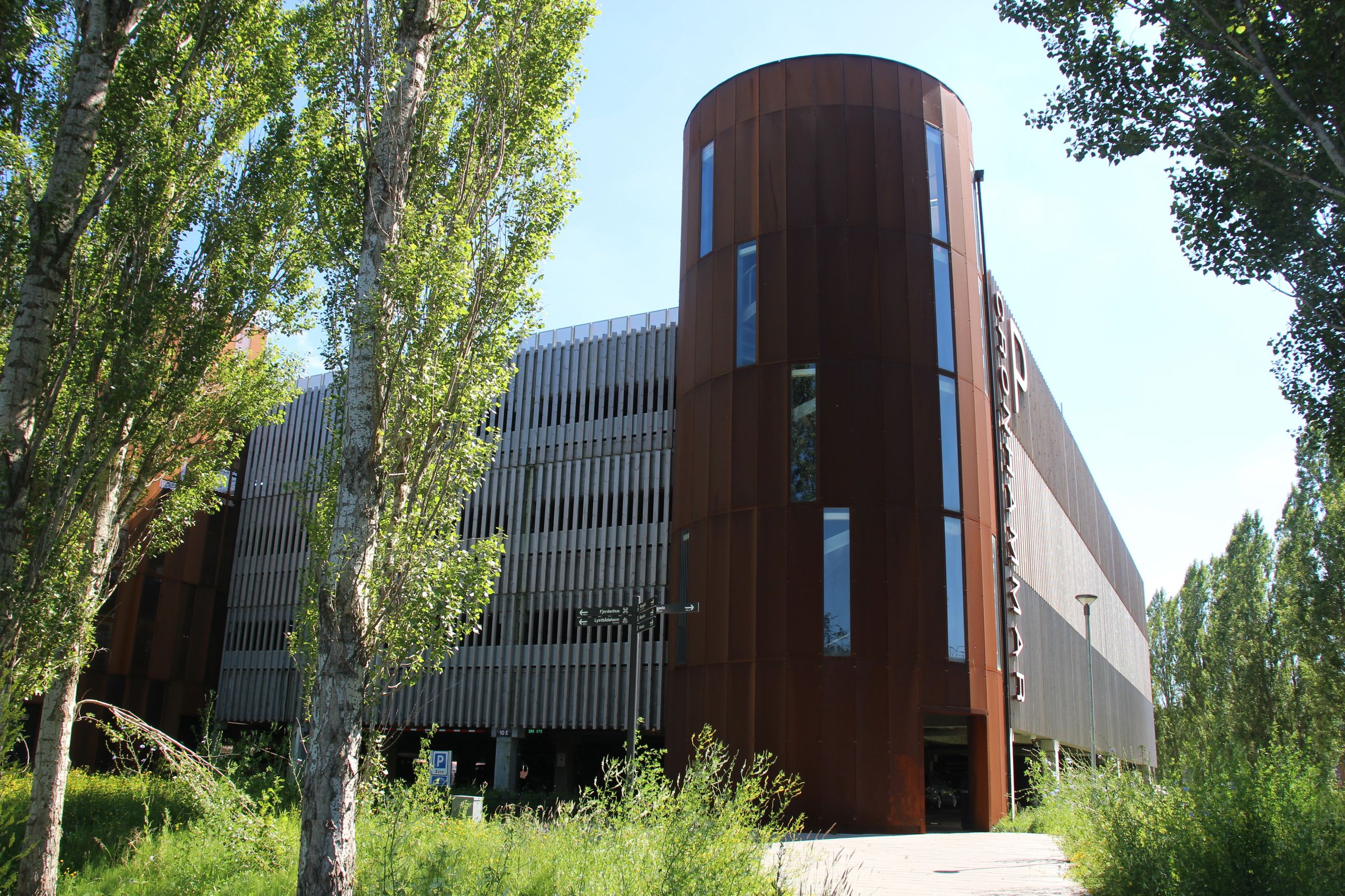 Parkeringshuset Cronhammars facede set fra gadeplan