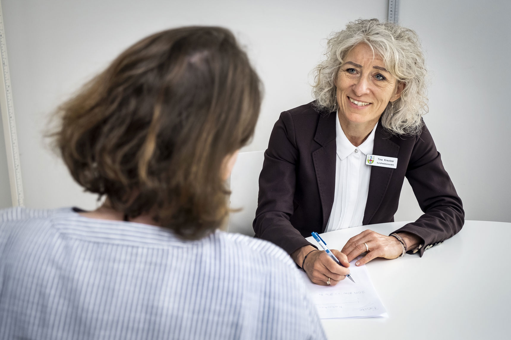 Foto af to personer i en samtale