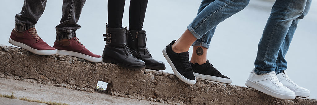 Foto af ben og sko på 4 unge mennesker