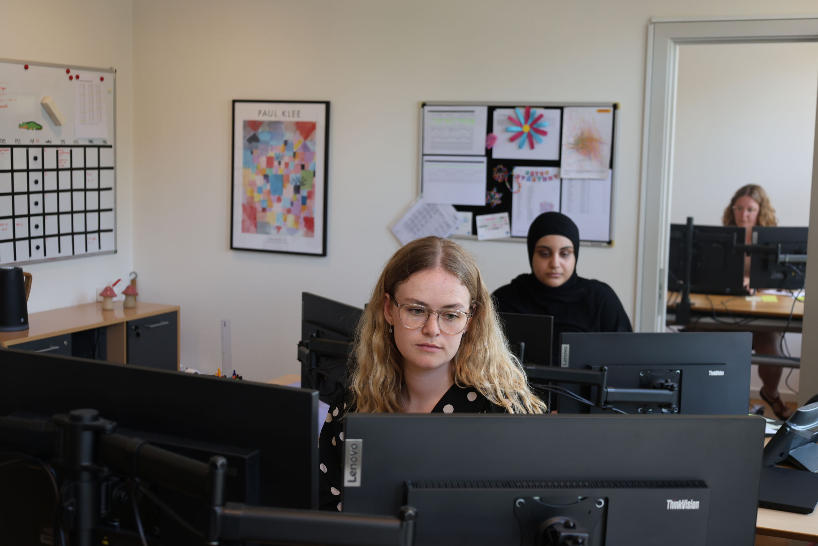 Signe og Aja på deres elevplads. De sidder og arbejder koncentreret