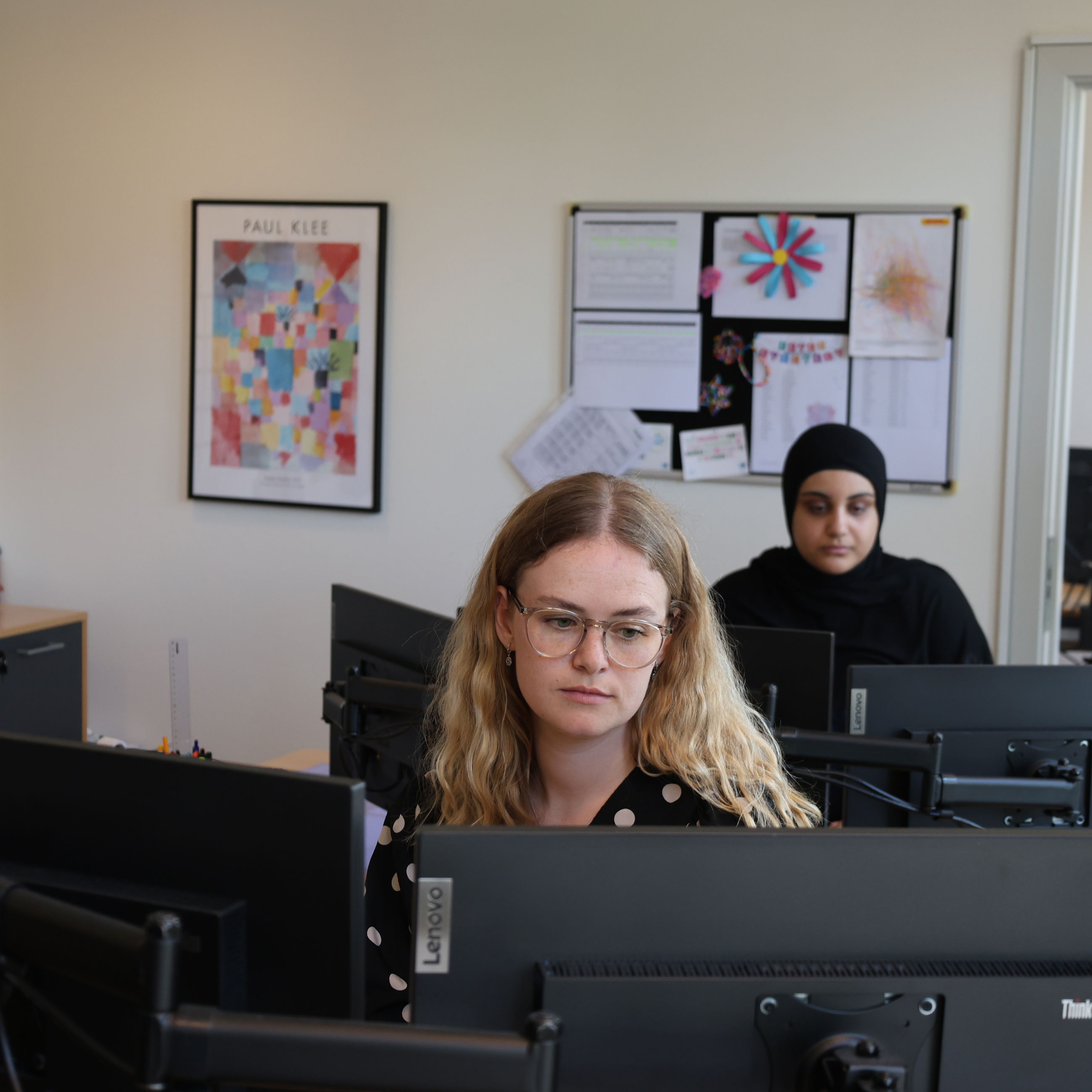 Signe og Aja på deres elevplads. De sidder og arbejder koncentreret