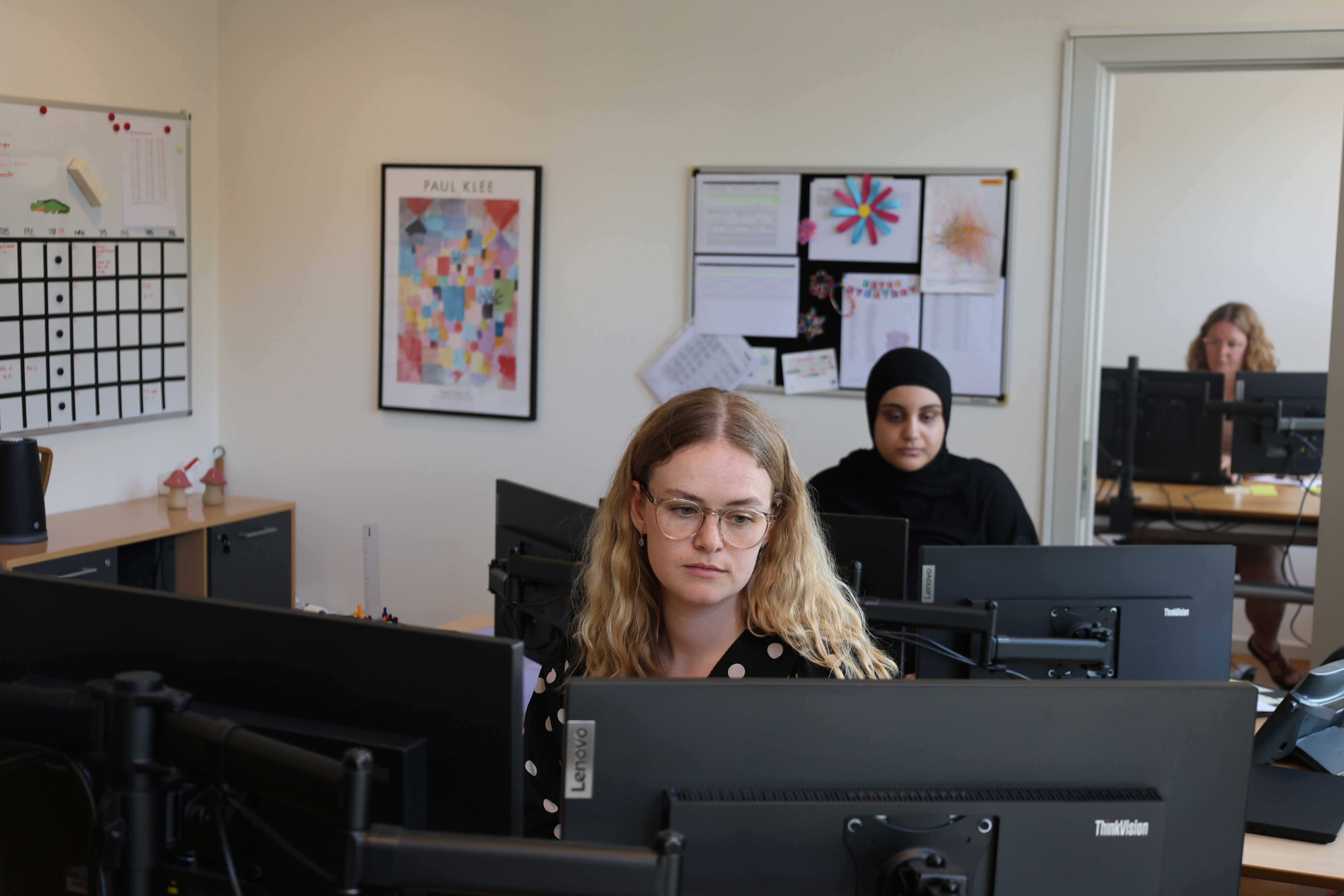 Signe og Aja på deres elevplads. De sidder og arbejder koncentreret