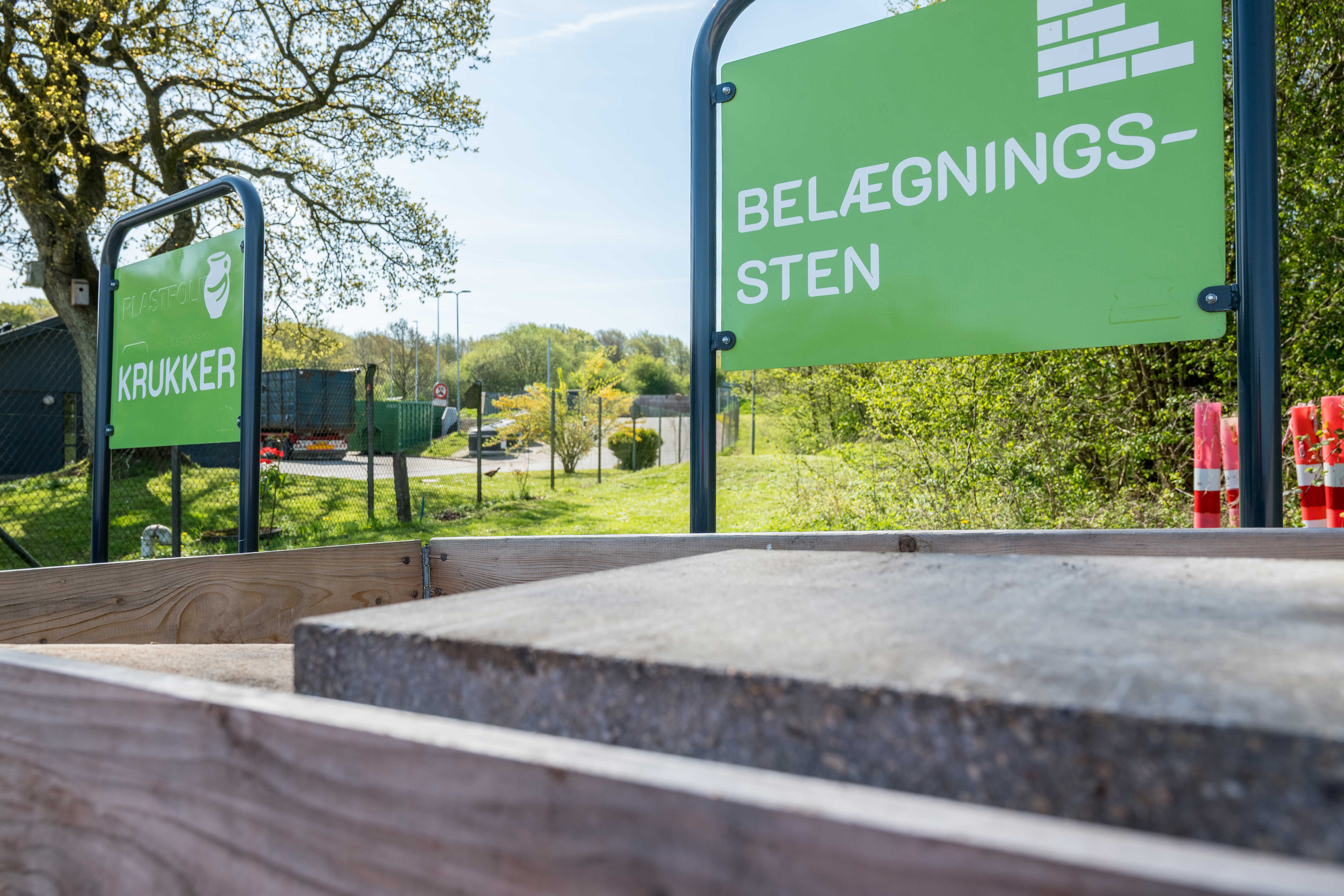 Trækasser med skiltning til 'Krukker' og 'Belægningssten' i BygIgen-området ved Børkop genbrugsplads.
