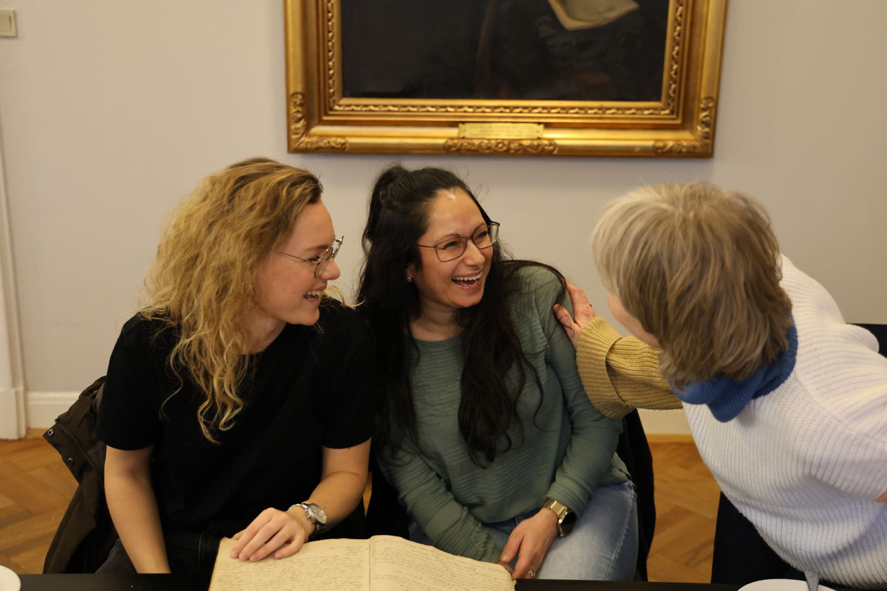 Stemningsbillede med glade elever og Charlotte Samson