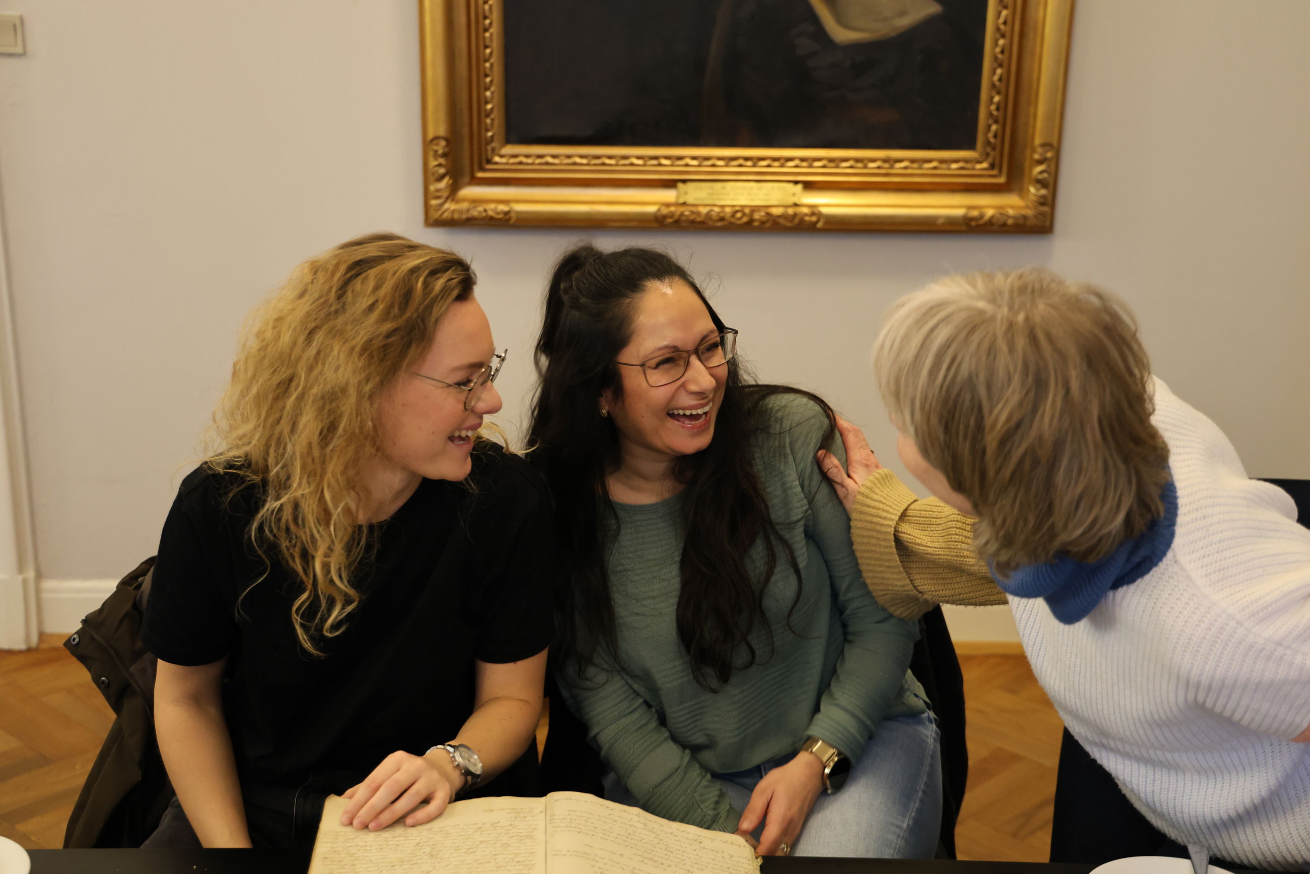 Stemningsbillede med glade elever og Charlotte Samson