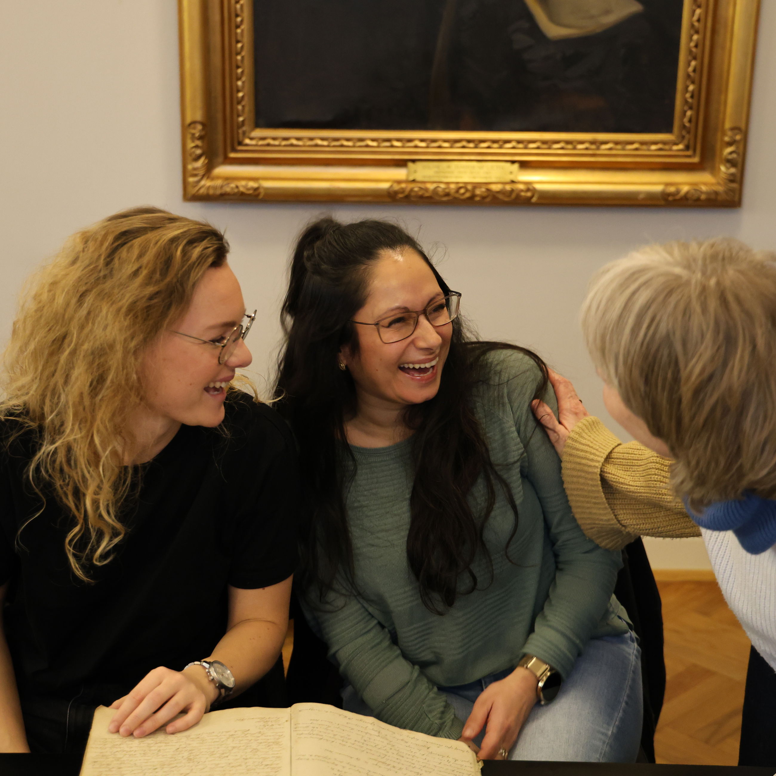 Stemningsbillede med glade elever og Charlotte Samson