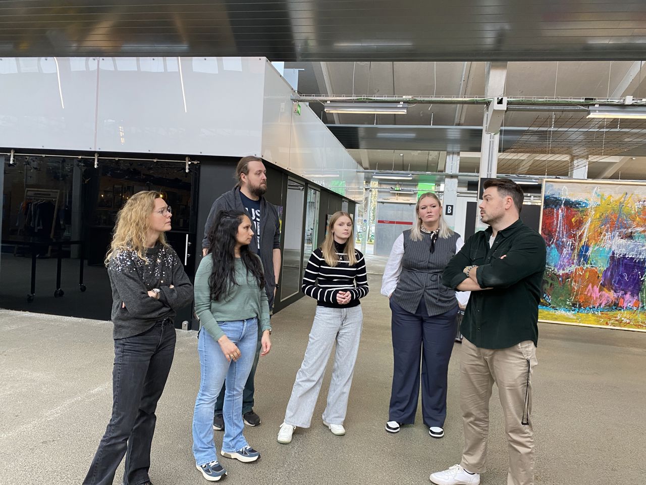 Du ser en flok elever til rundvisning i Kommunens Spinderihaller