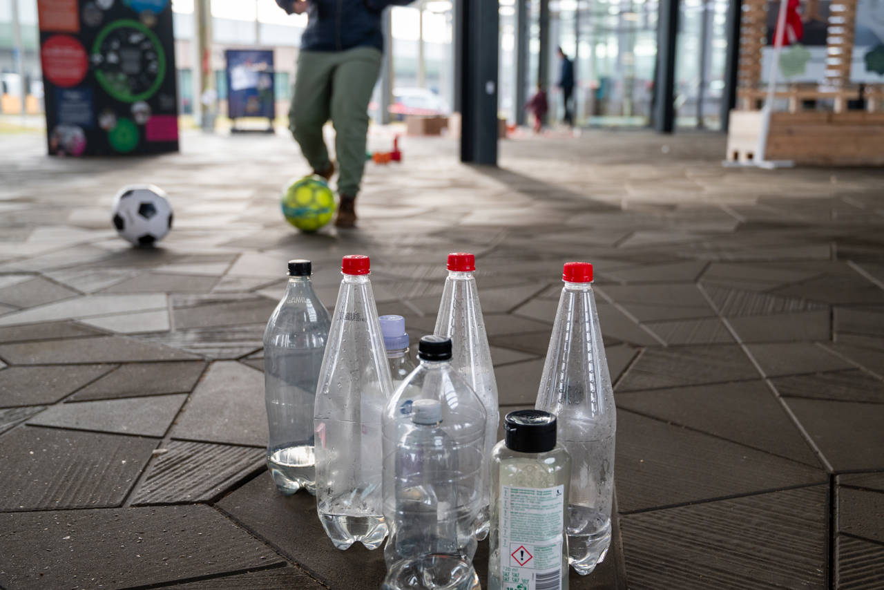 Barn skyder fodbold mod plastflasker med vand på Torvet ved RessourceCenter Vejle i forbindelsen med fejringen af RCV's 2-års fødselsdag-
