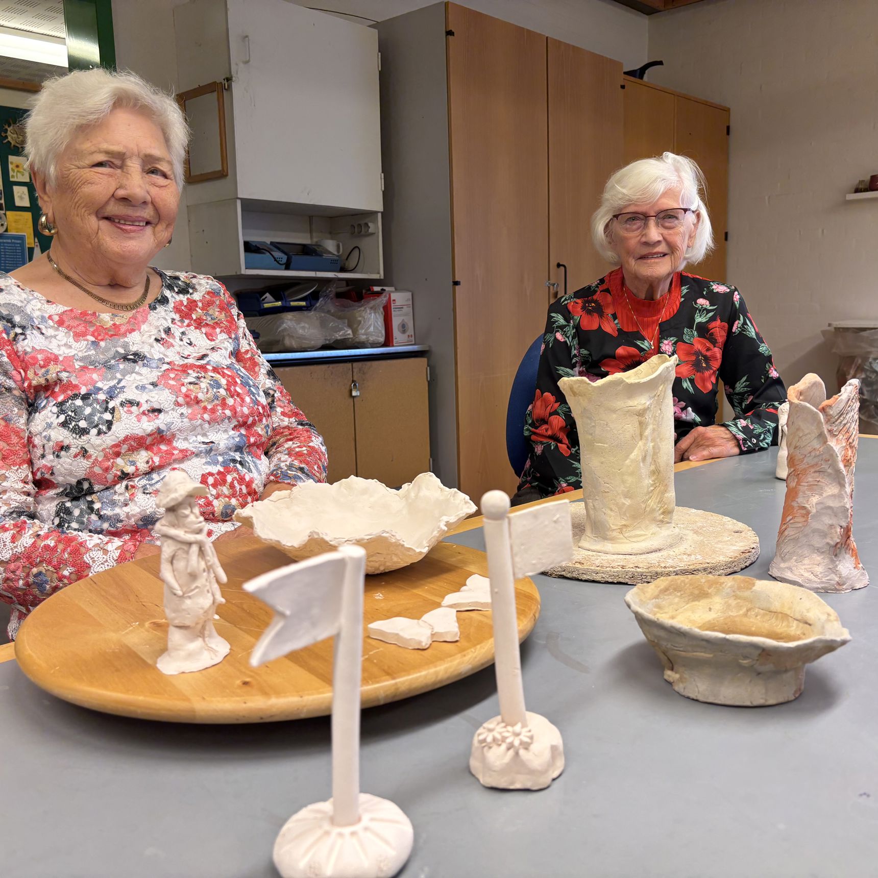 2 seniorer udfolder sig kreativt i lerværkstedet