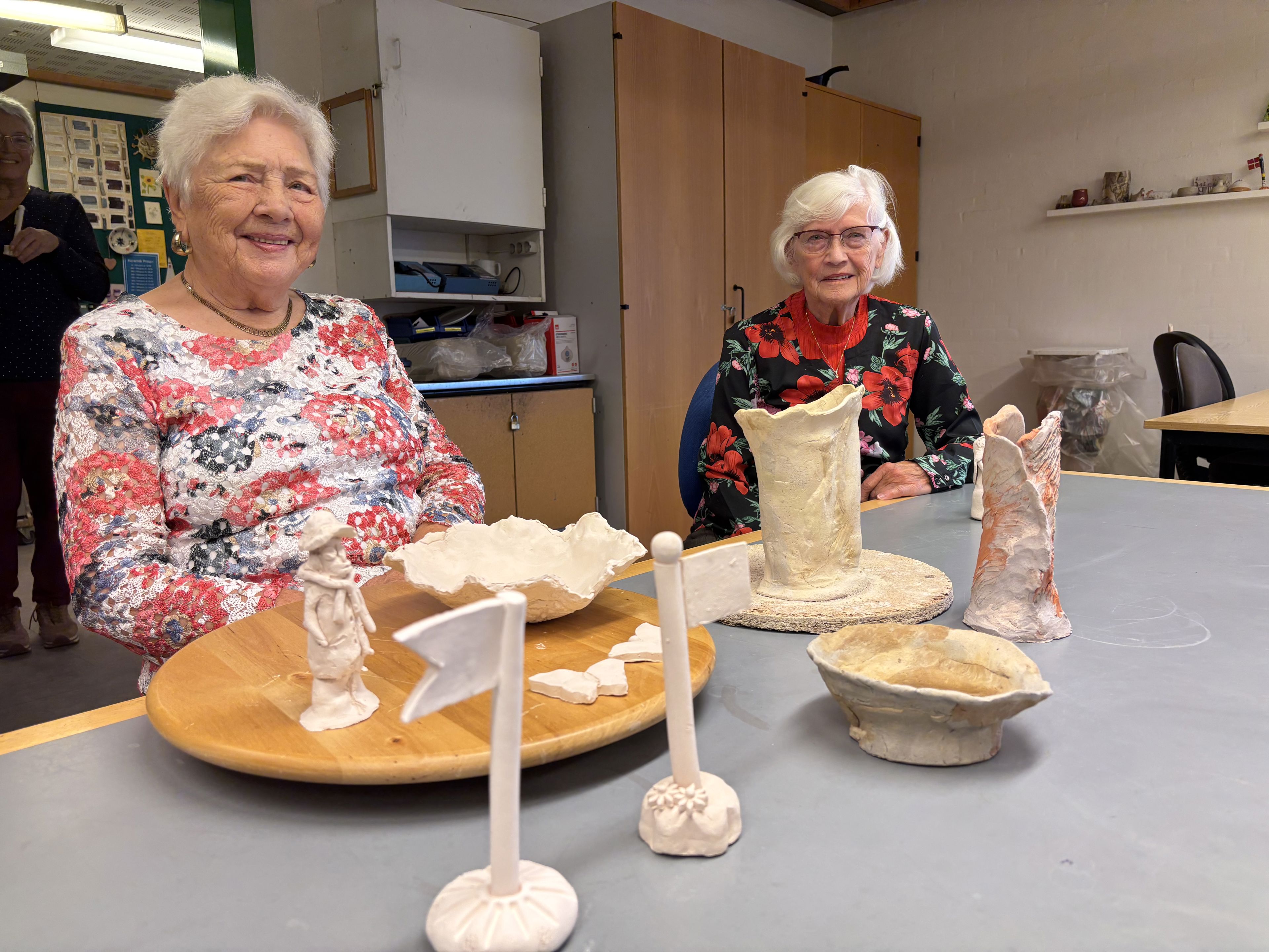 2 seniorer udfolder sig kreativt i lerværkstedet