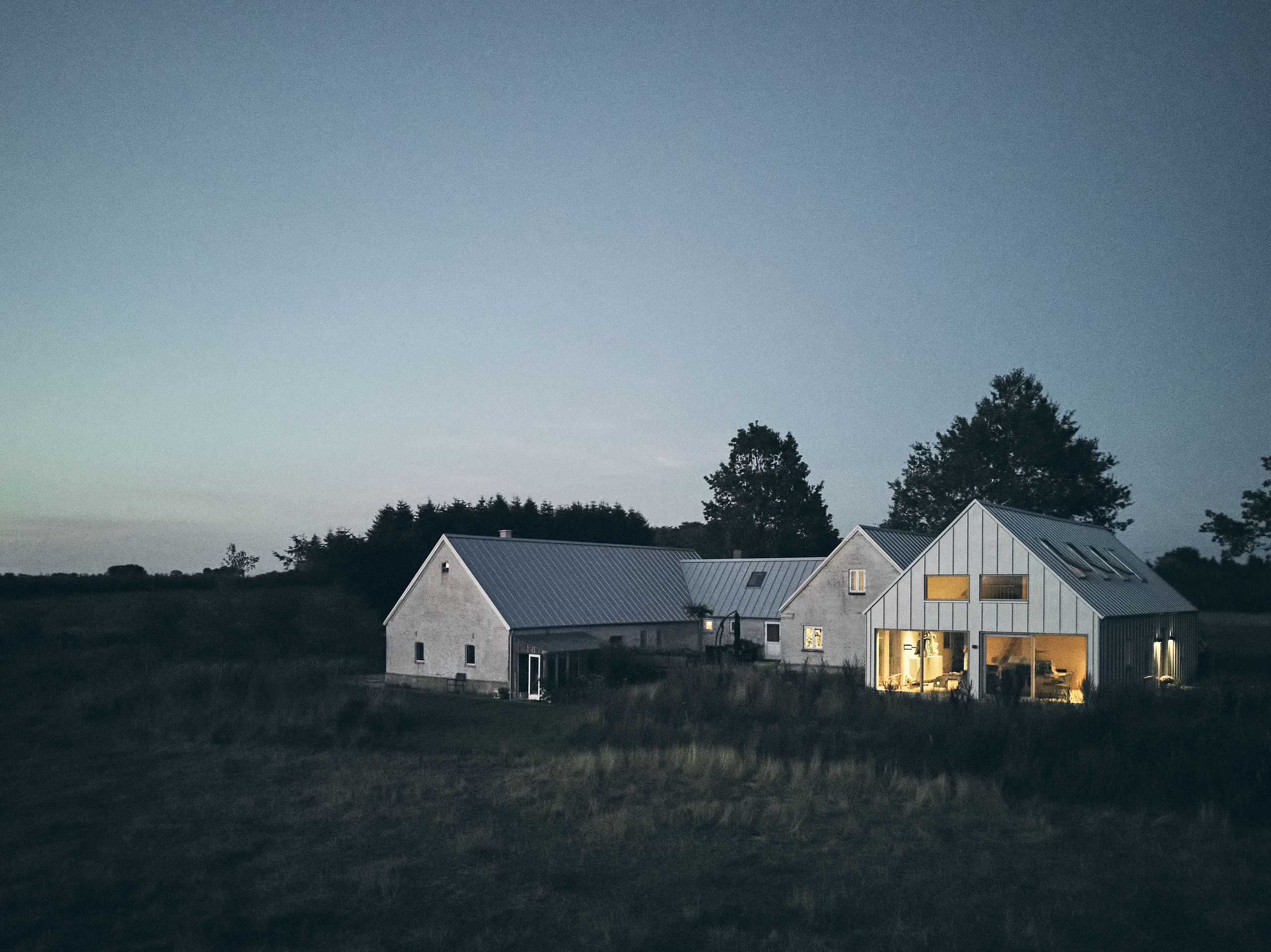 Billede af bygning set udefra om aftenen