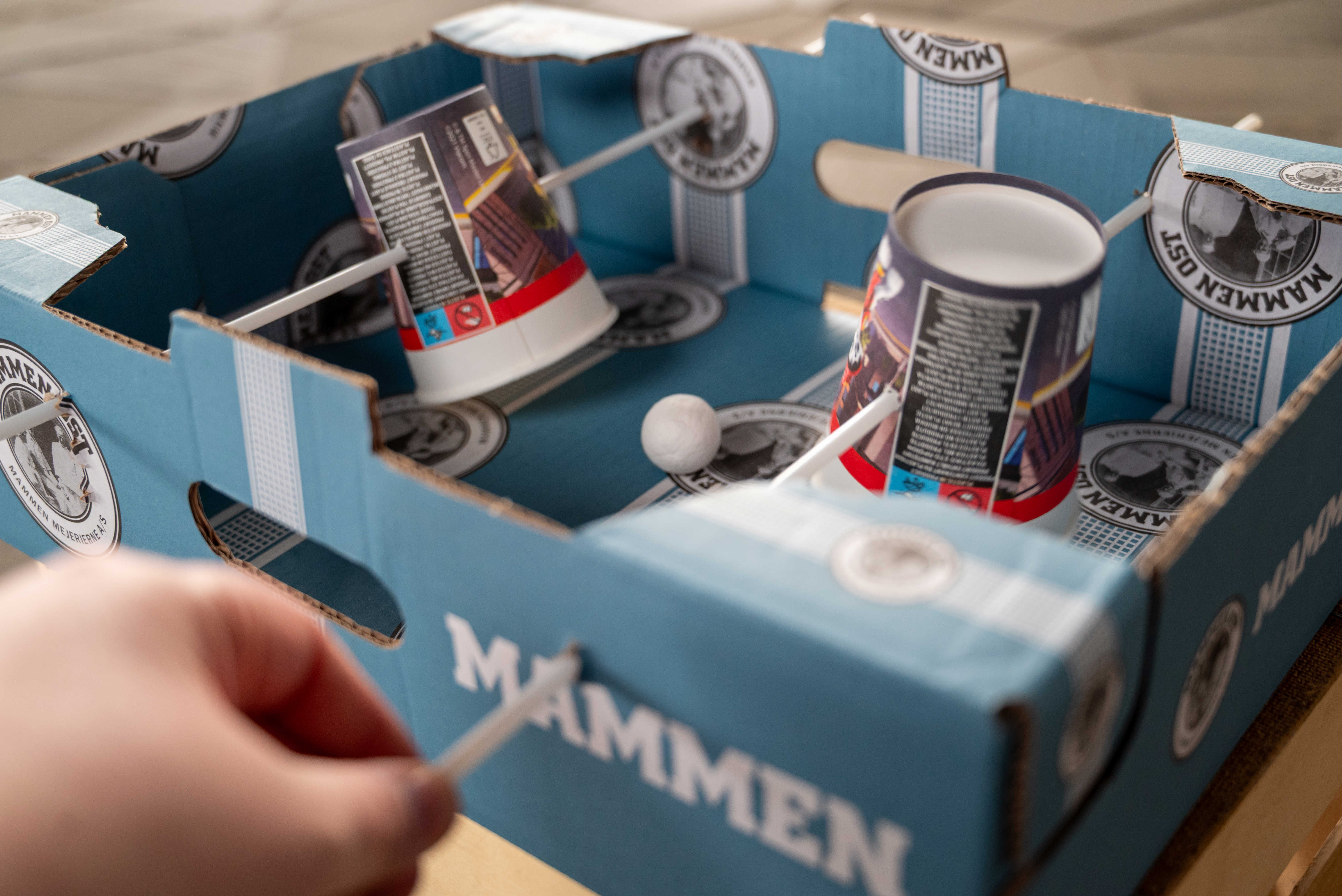 Hjemmelavet bordfodbold-bord i papkasse på Torvet ved RessourceCenter Vejle i forbindelsen med fejringen af RCV's 2-års fødselsdag-