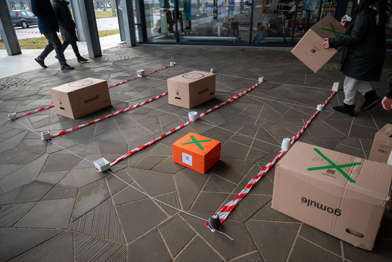 To børn i gang med at lege "kryds og bolle" med store papkasse-brikker på Torvet ved RessourceCenter Vejle i forbindelsen med fejringen af RCV's 2-års fødselsdag